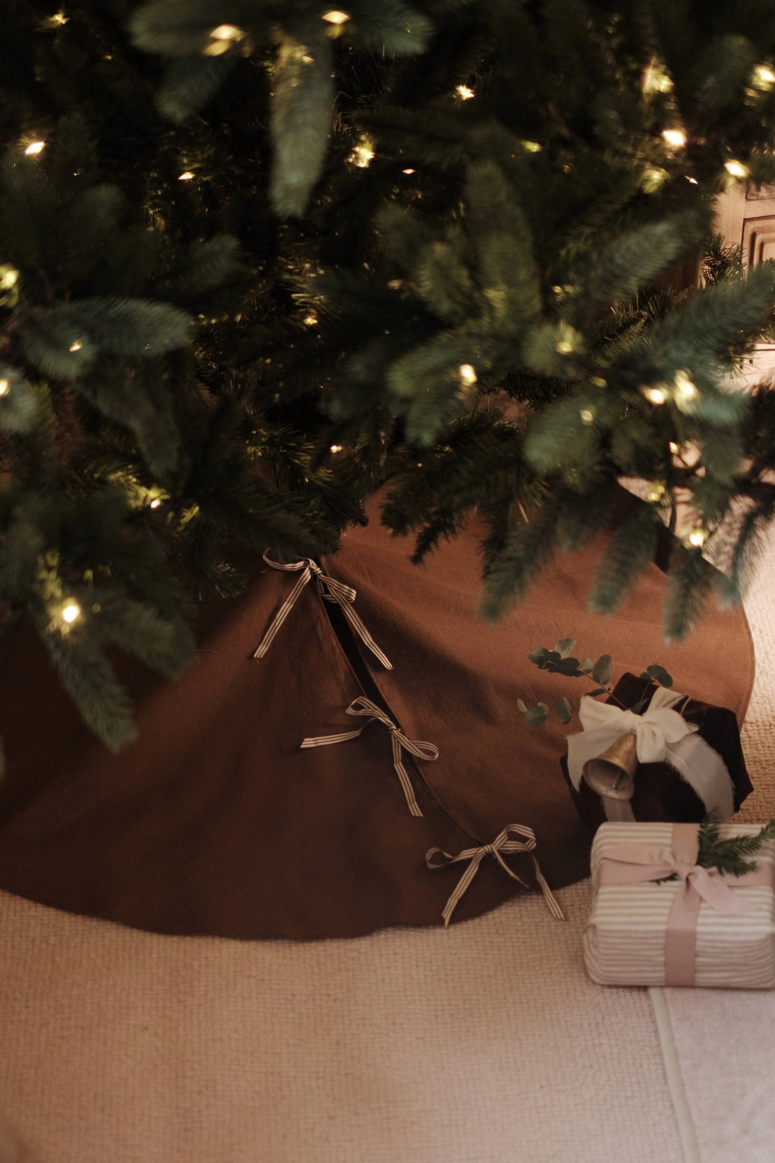 coco-linen-christmas-tree-skirt.jpg