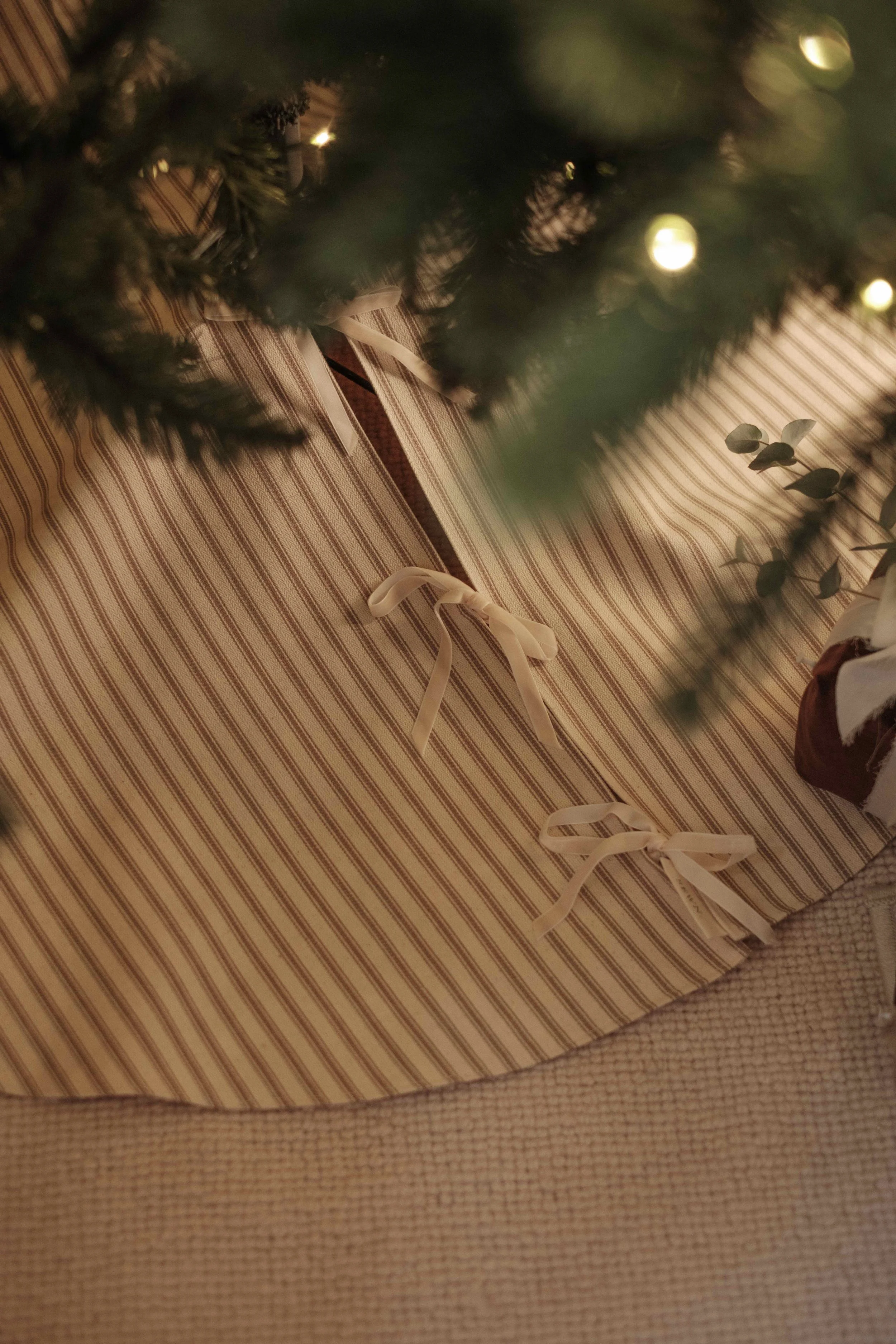 clemmie-christmas-tree-skirt-close.jpg
