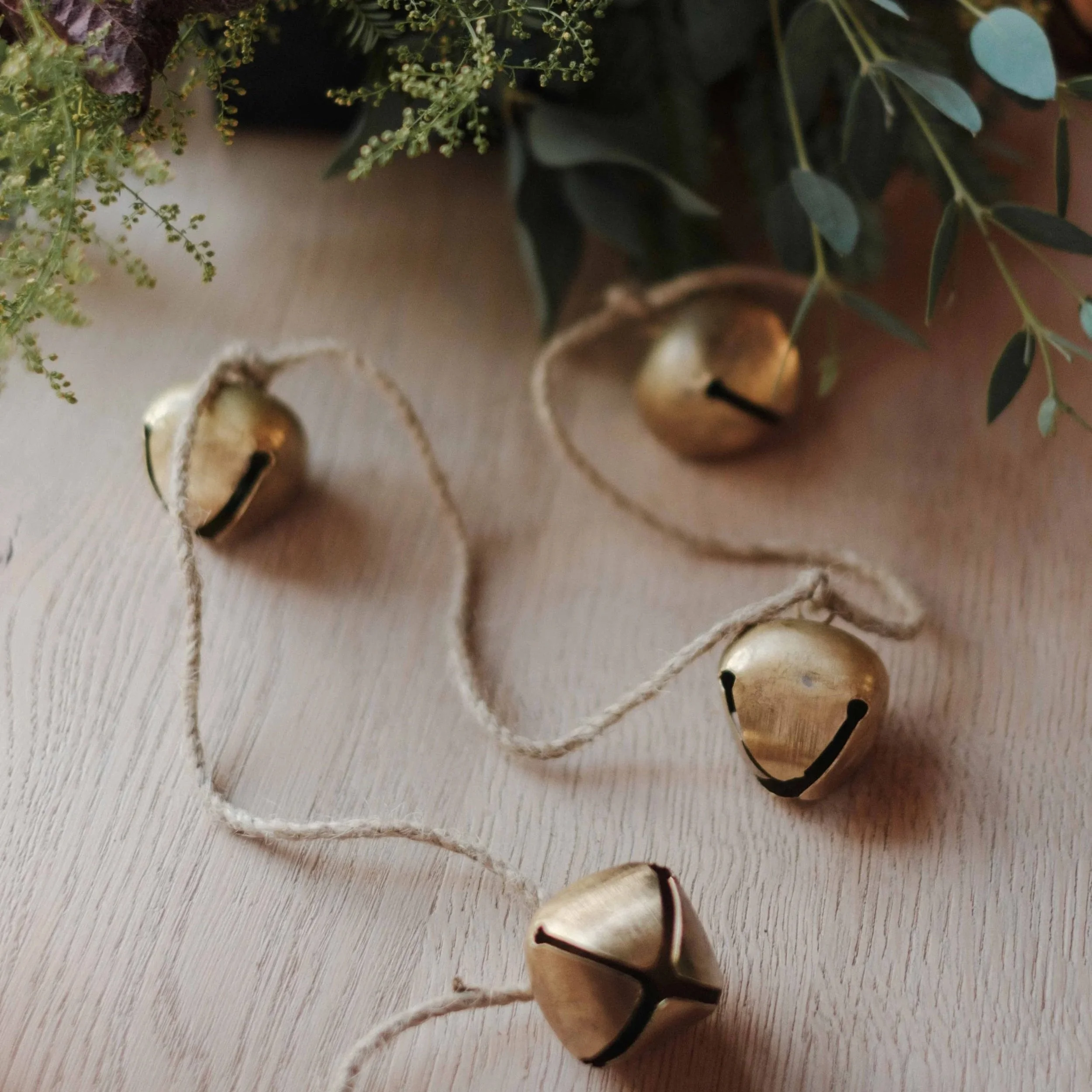 antique-brass-bell-garland-flat.jpg