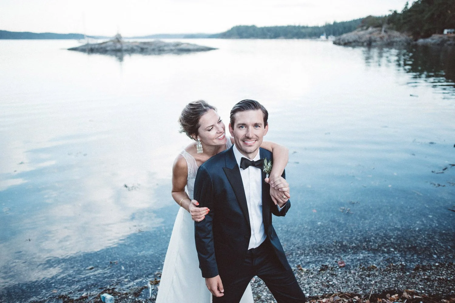 A beautiful bride and groom at the beach on Orcas Island - photo by A Fist Full of Bolts.