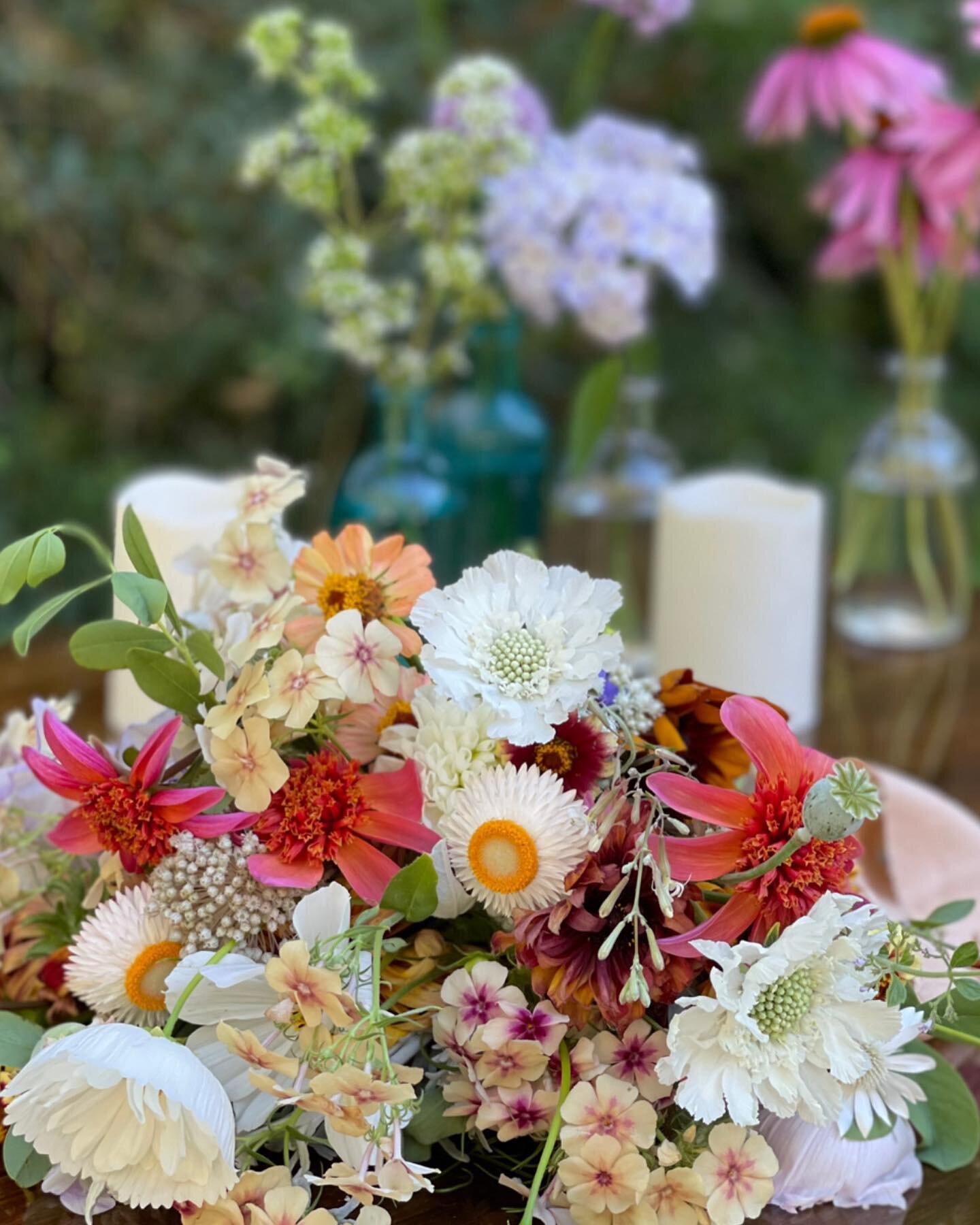 The colors of this wedding&hellip;just.so.good! 
@hazeldesignscapes always has the most luscious flowers! 
.
.
.
.
.
#sanjuanislandwedding #sanjuanislands #lakedaleresort #weddingplanner #weddingdesigner #destinationwedding #nwdestinationweddingplann