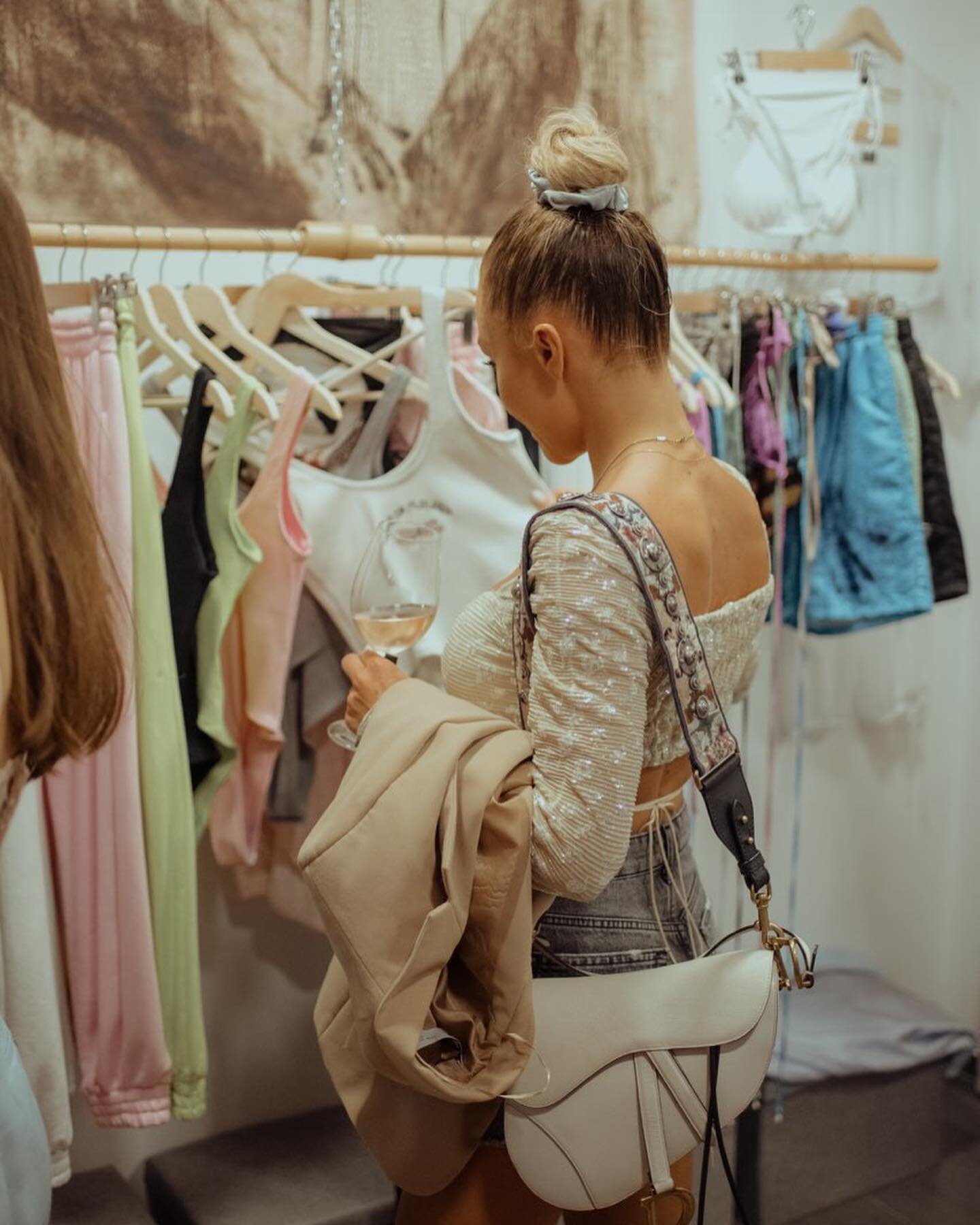 До края на уикенда ще имате възможност да се потопите във феерията на летния магазин на @i.s.k.r.a х @teadore.p ✨

Снимките са от събитието Midnight Shopping, което организирахме за бутика. 
photos by: @angela.serop 
.
.
.
#shopping #fashion #fashion