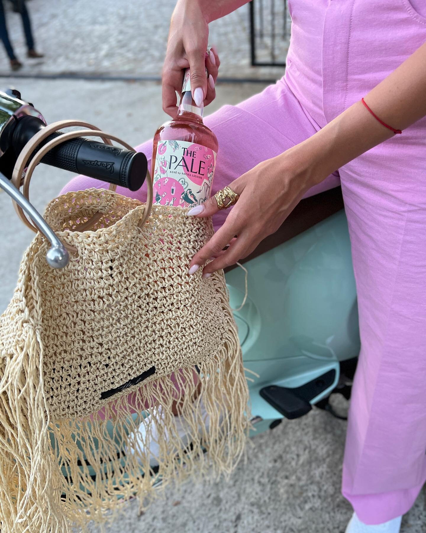 Най-важният багаж за събота през август @thepale от @bnkwines.bg 
@i.s.k.r.a 
@teadore.p 
.
.
.
#wine #winelover #rose #ros&eacute; #rosewine #winetasting #fashion #summer #summervibes #лято #лозенец #lozenets
