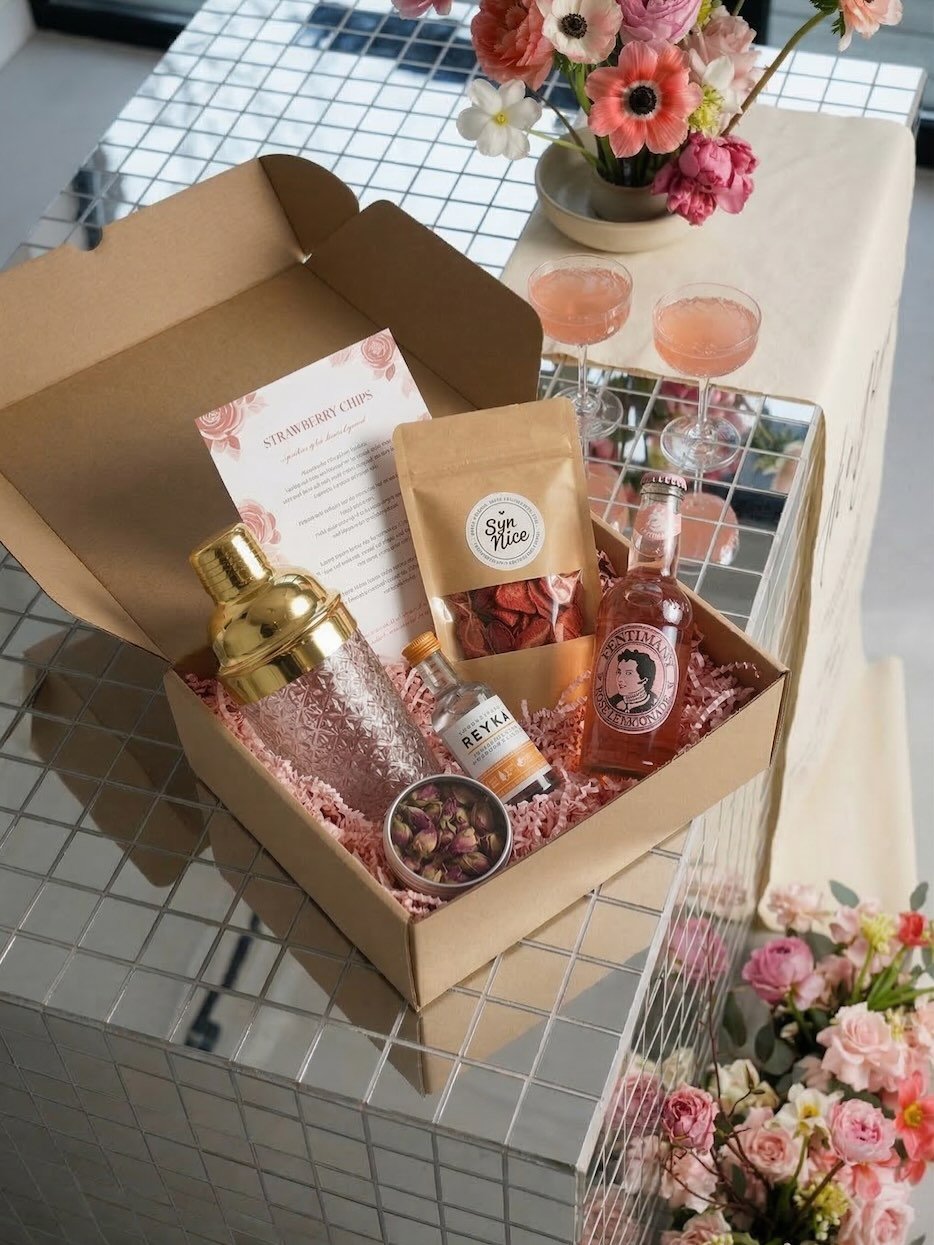 Персонализирани подаръчни коктейлни кутии за наши клиенти. 🍓
#giftbox #corporategift #подарък #фирменподарък #cocktail