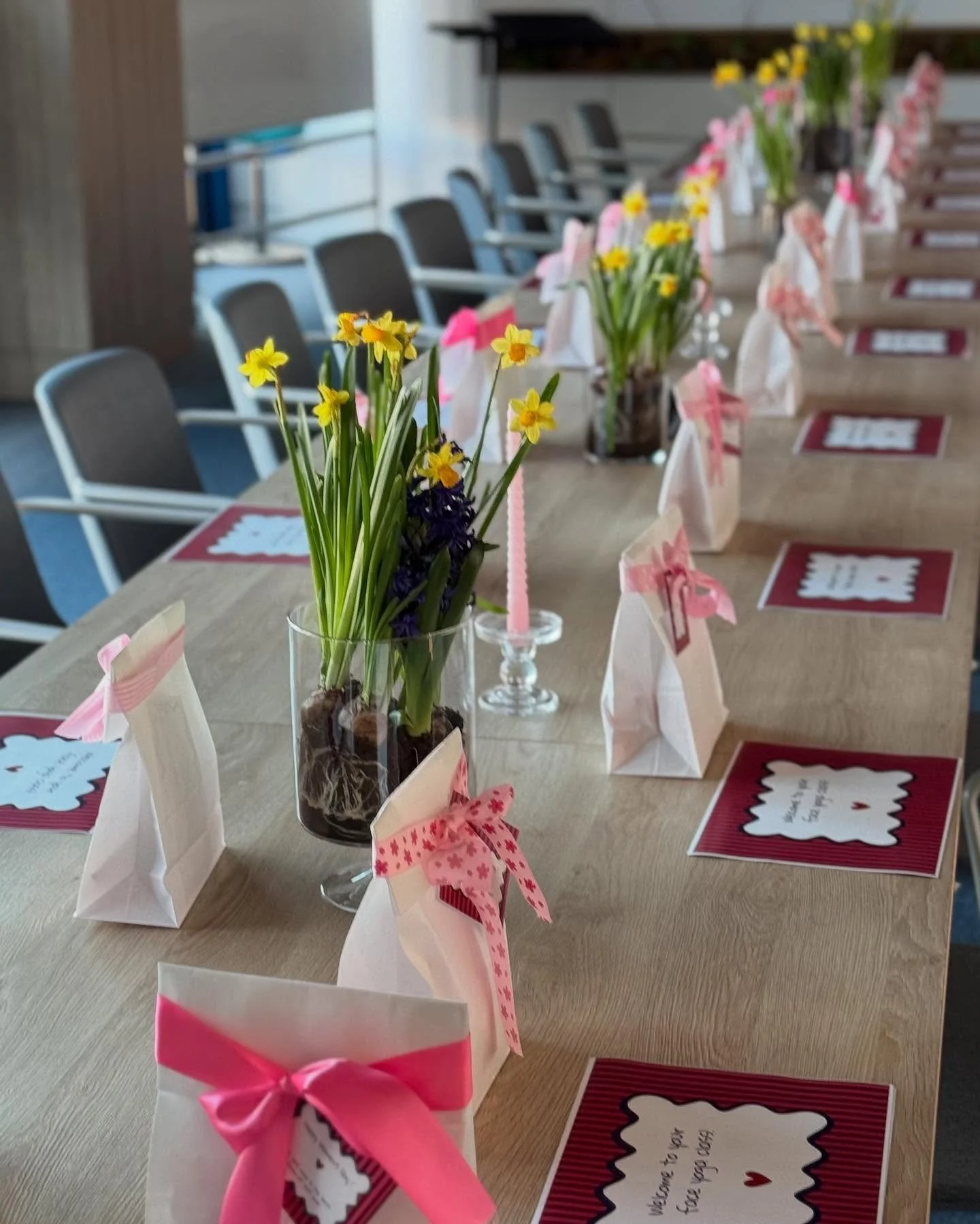 Посветихме най-нежния празник на темата за красотата и грижата за себе си. Споделяме с вас снимки от мастър класа по фейс йога, който организирахме за наши корпоративни клиенти.

Водещ беше @toni_simeonova , която демонстрира на дамите практики за ли