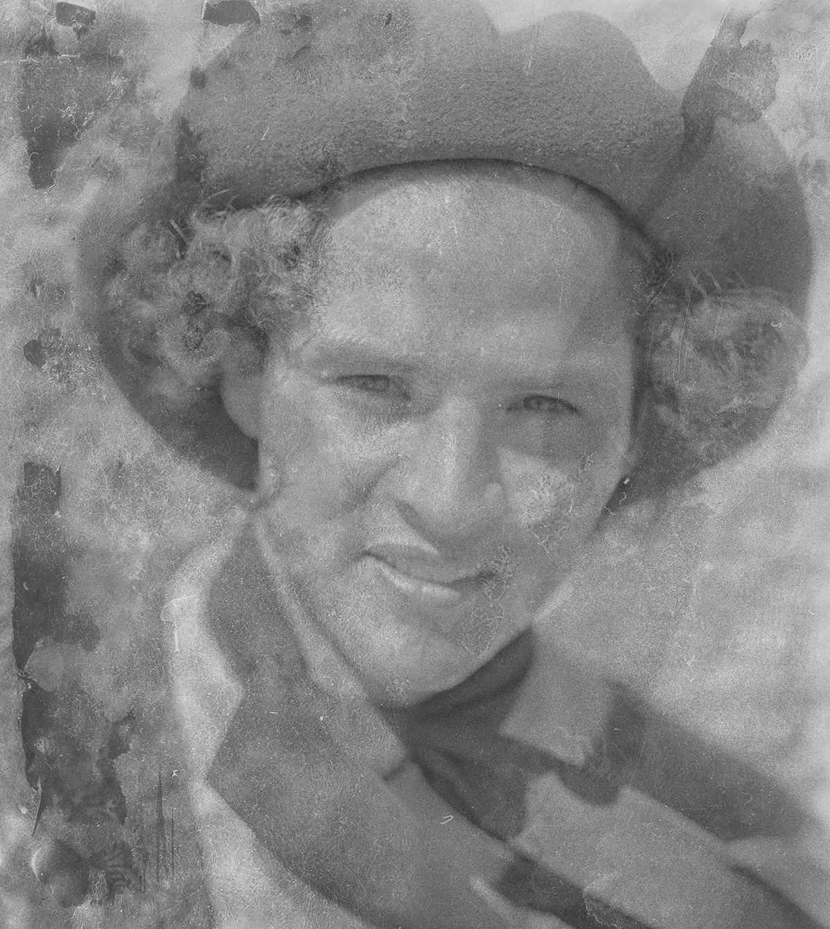 Traditioneel schilderij van een kind met een hoed, glimlachend, in zwart-wit.