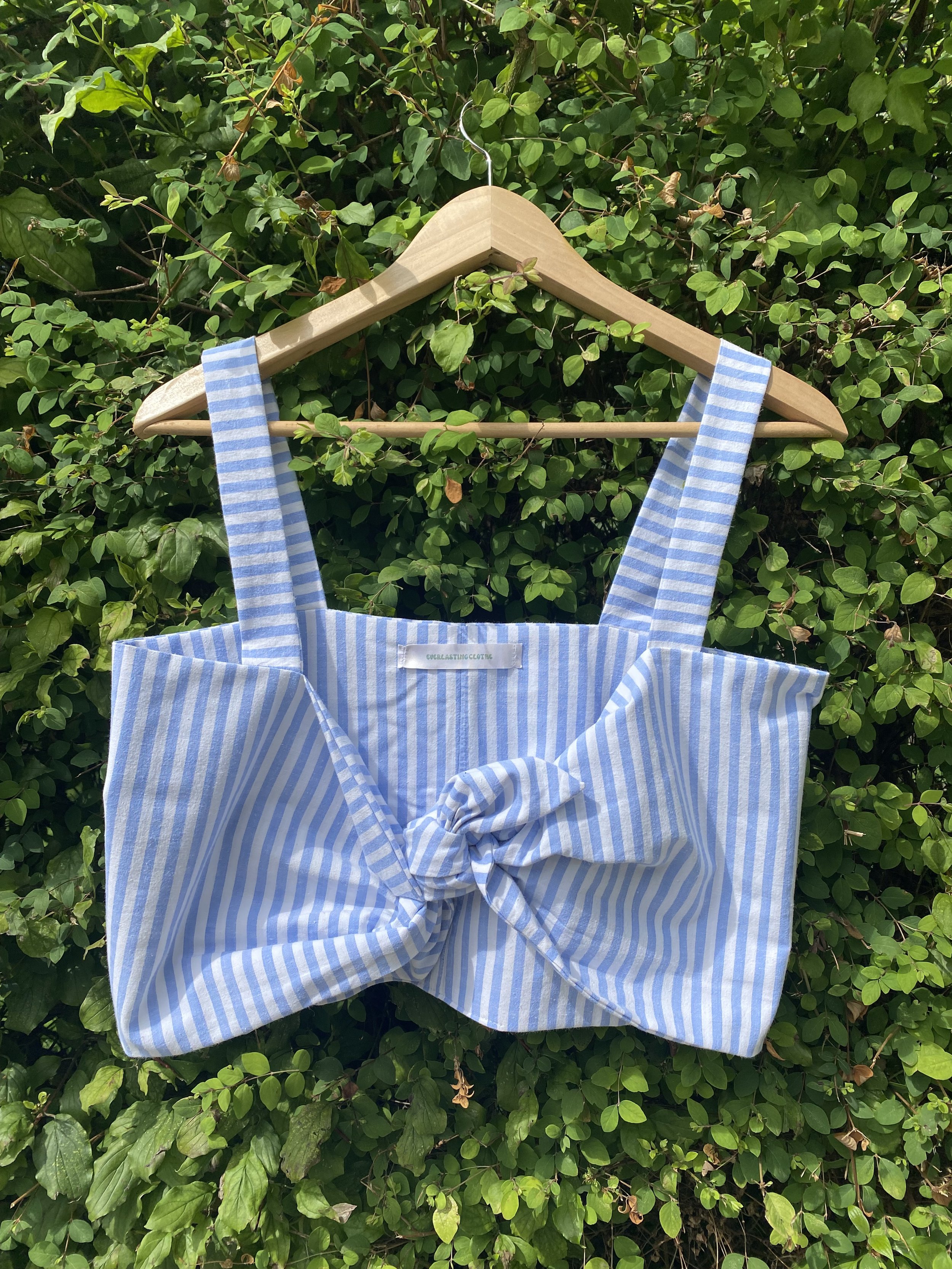 Everlasting Clothe Top noué upcyclé bleu blanc rayure face.jpeg