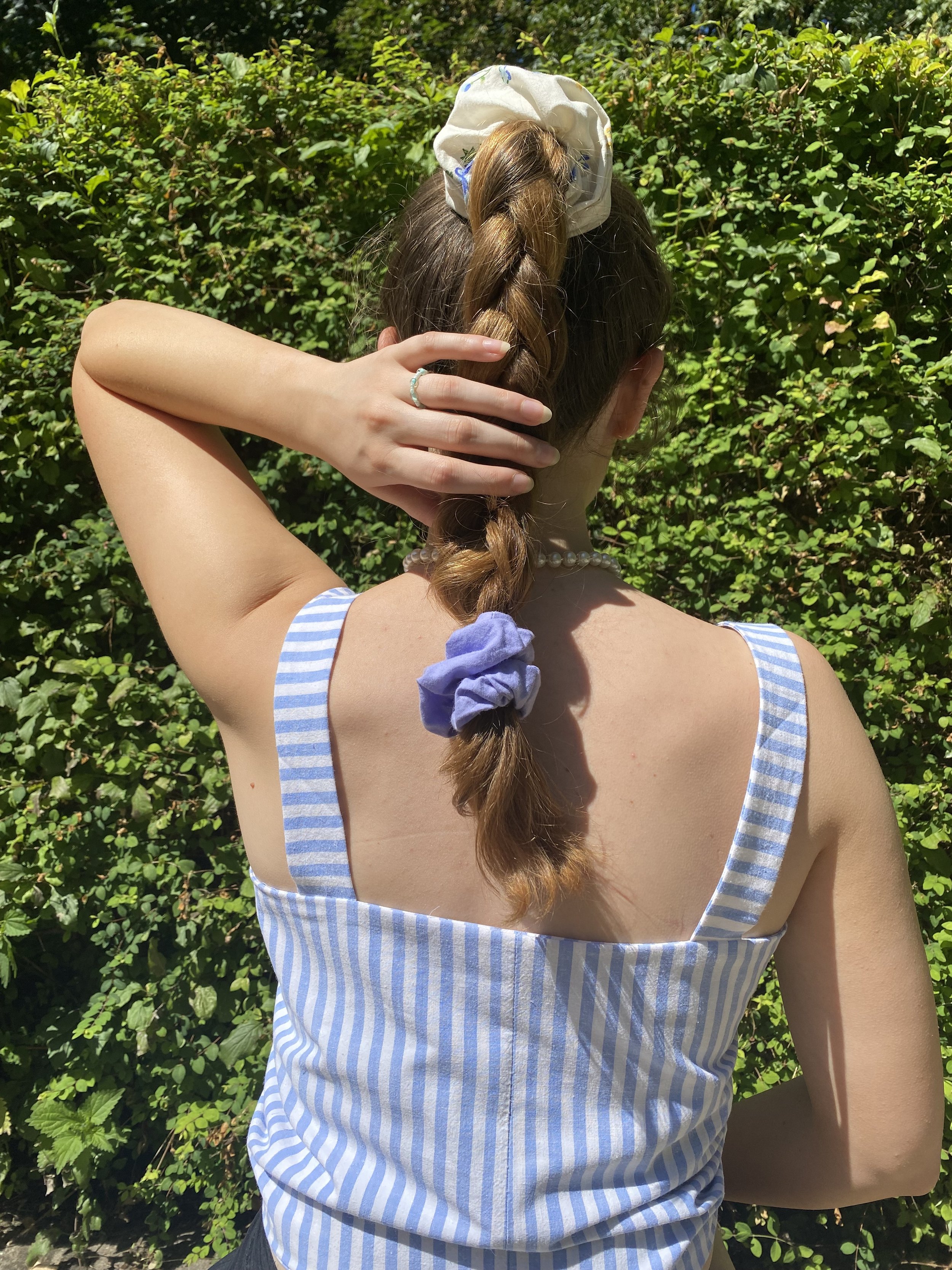 Everlasting Clothe Top noué upcyclé bleu blanc rayure porté.jpeg