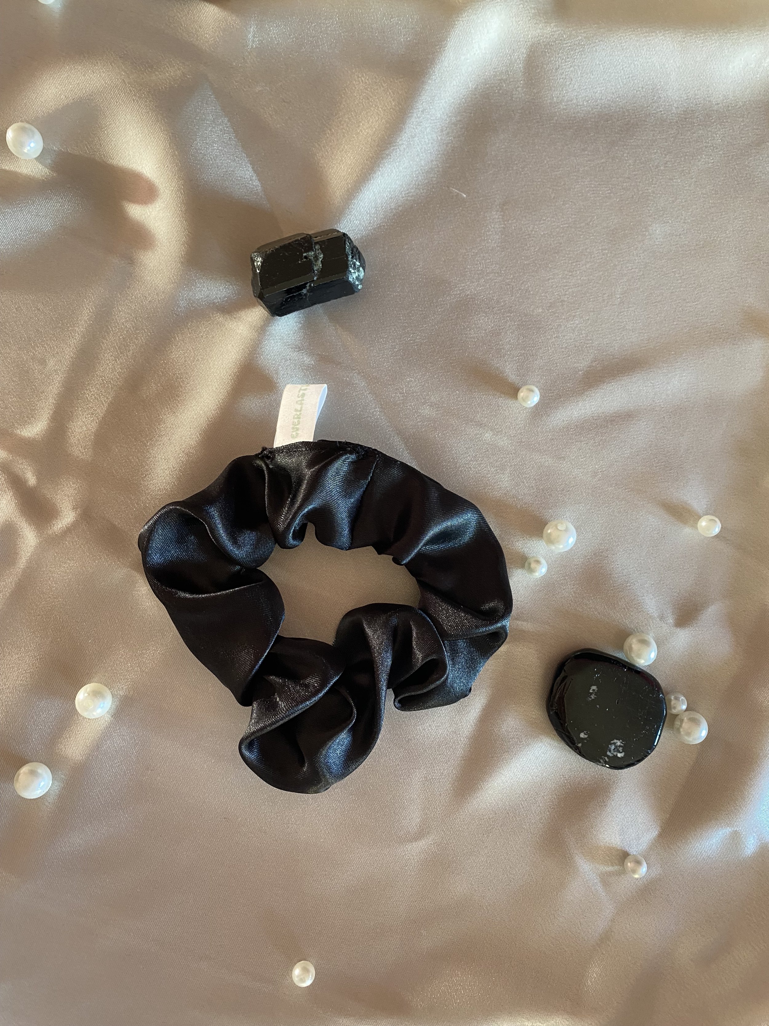 Petit-Jean - Chouchou upcyclé satin noir Everlasting Clothe .jpeg