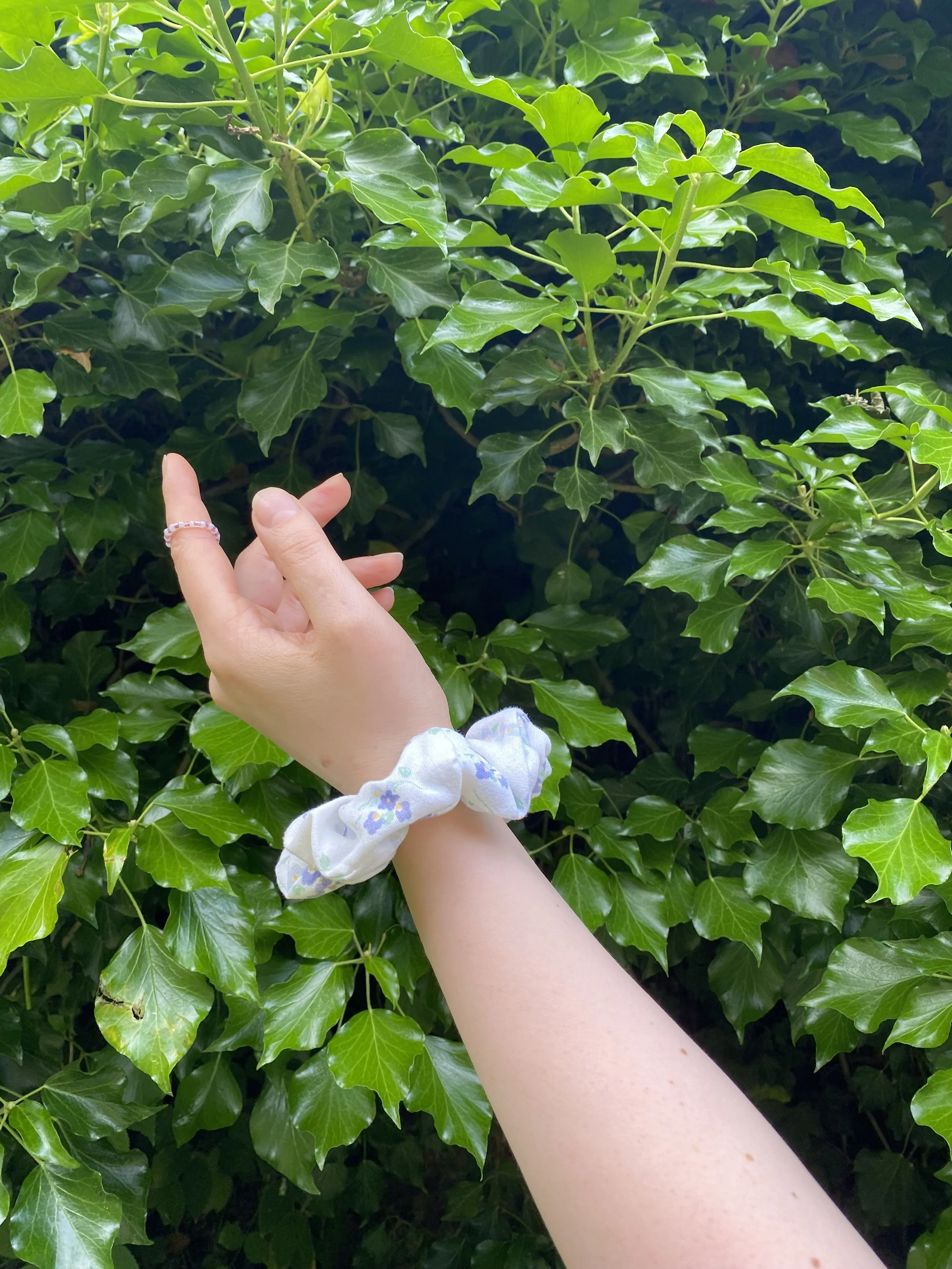 Everlasting Clothe Chouchou upcyclé Petit-Jean feuillage. 1.jpeg