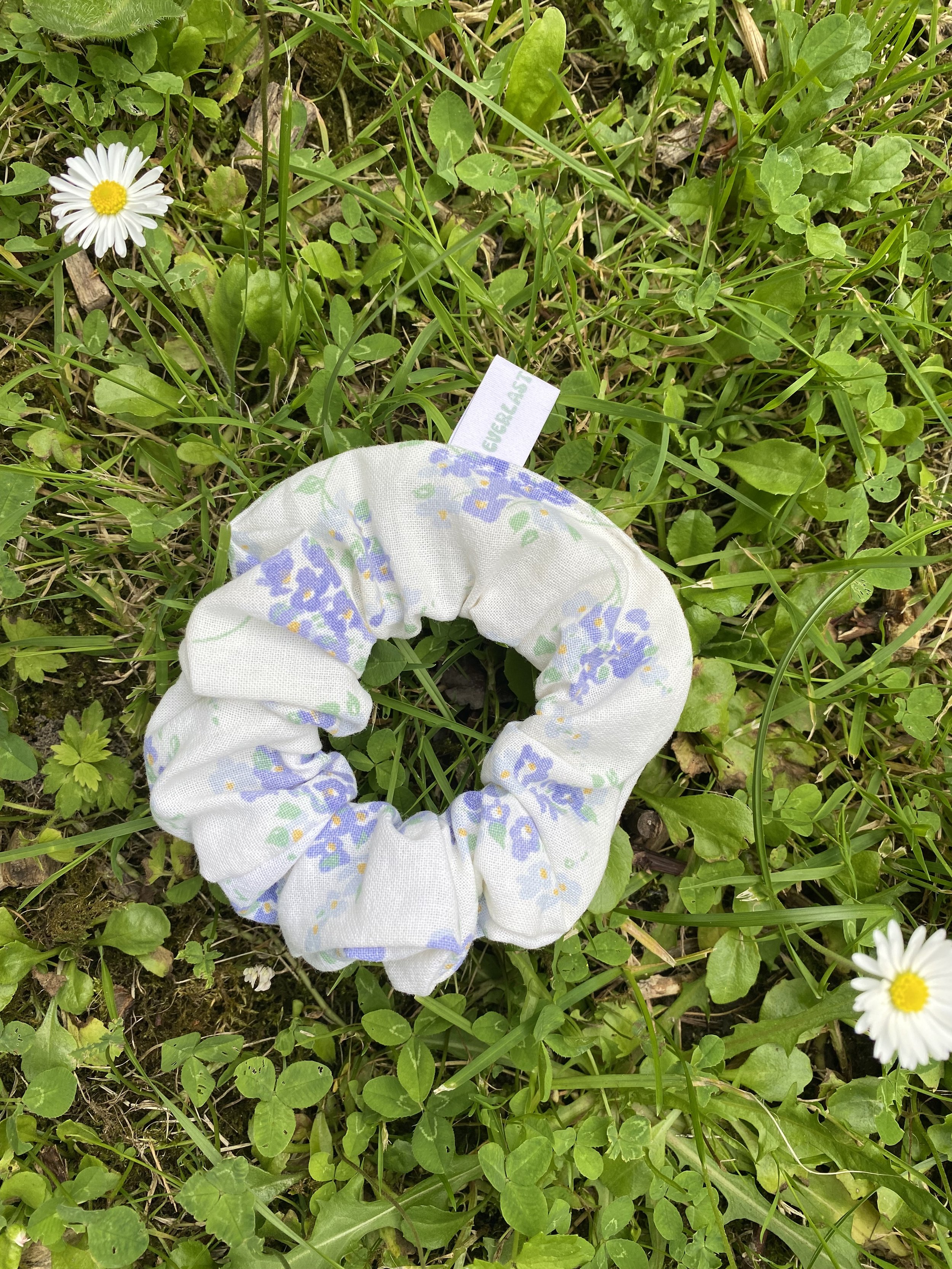 Everlasting Clothe Chouchou upcyclé Petit-Jean fleurs violettes 3.jpeg