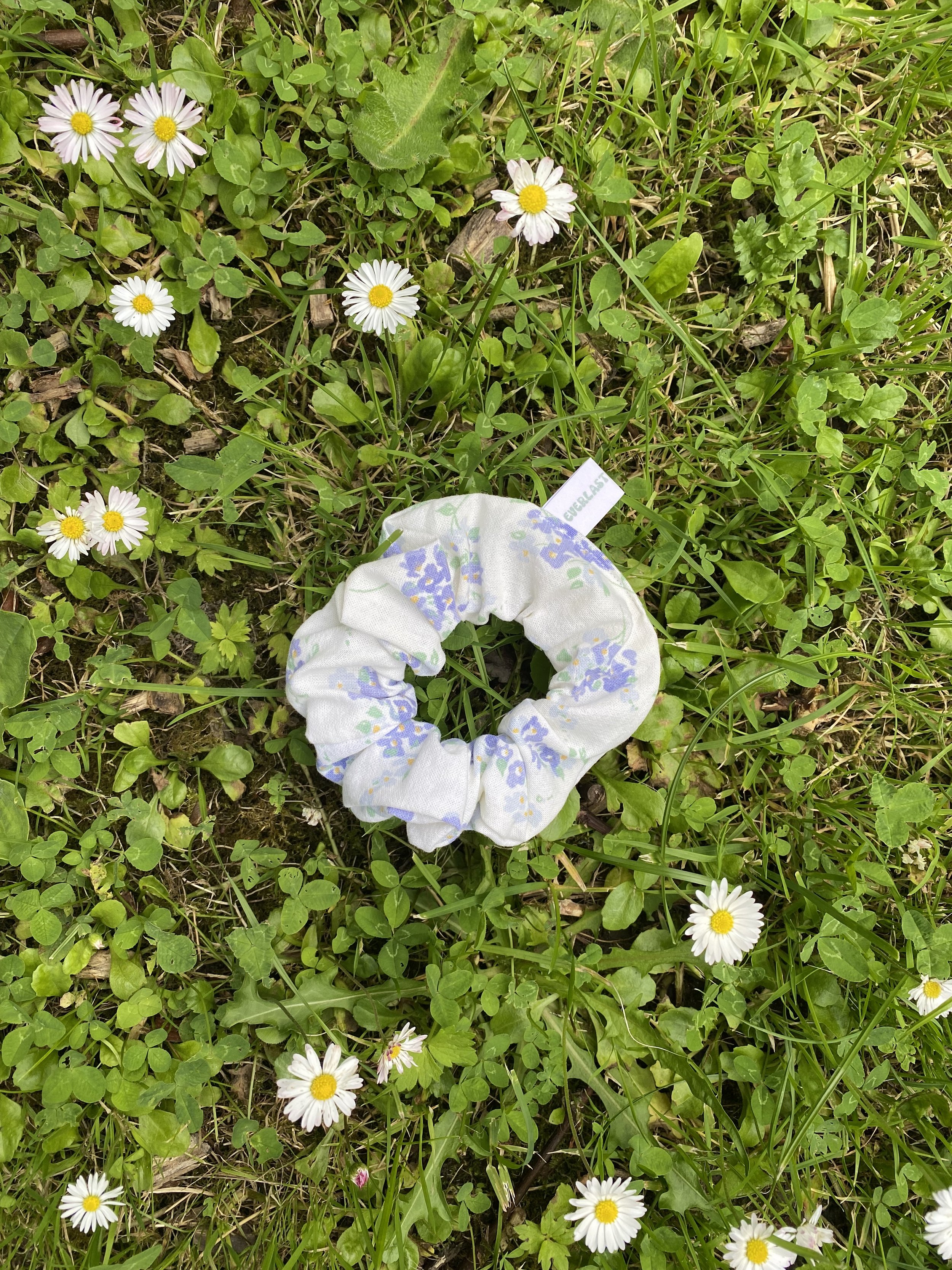 Everlasting Clothe Chouchou upcyclé Petit-Jean fleurs violettes 4.jpeg