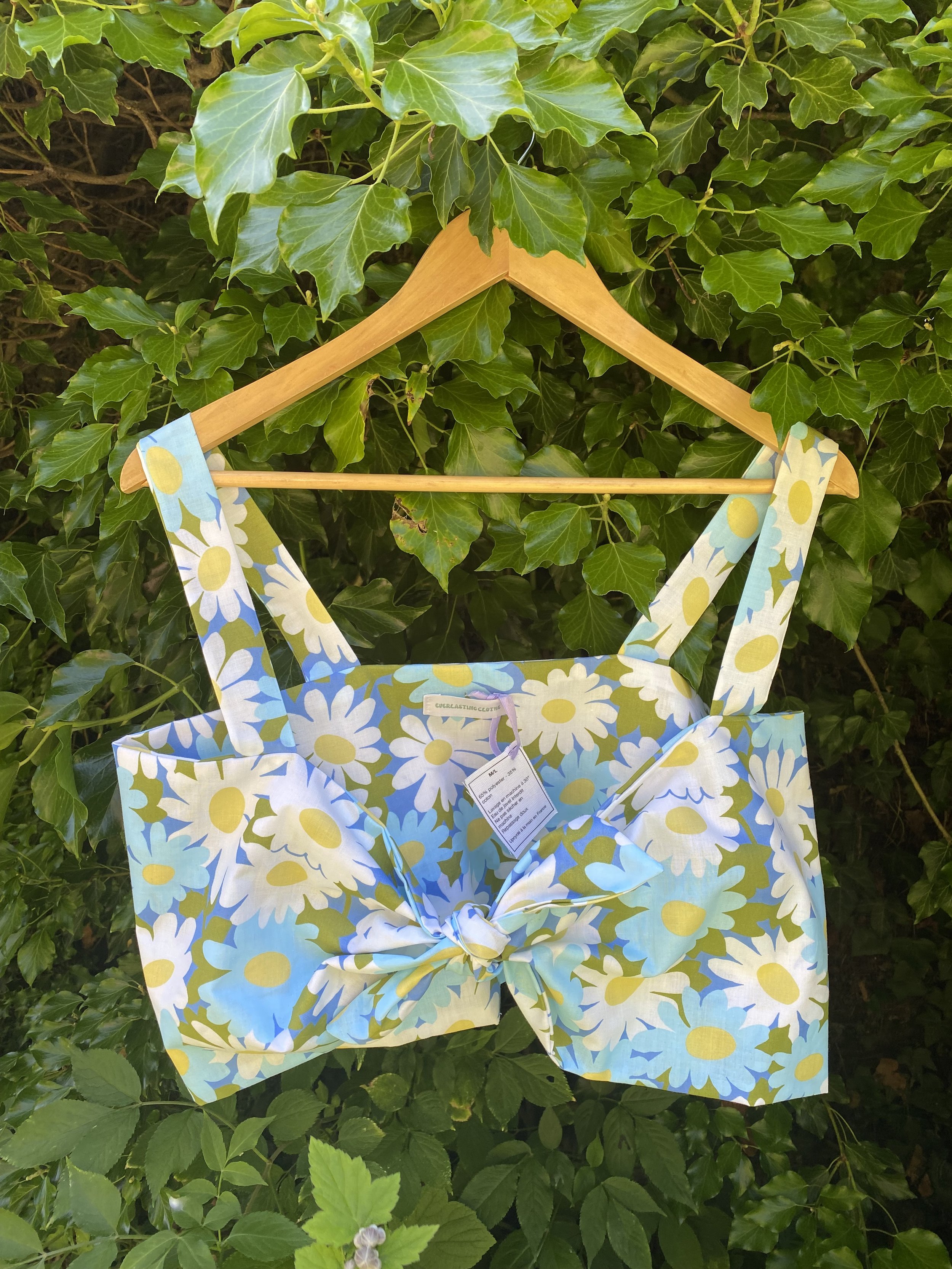 Everlasting Clothe top noué upcyclé Jean-Marie fleurs bleues:blanches .jpeg