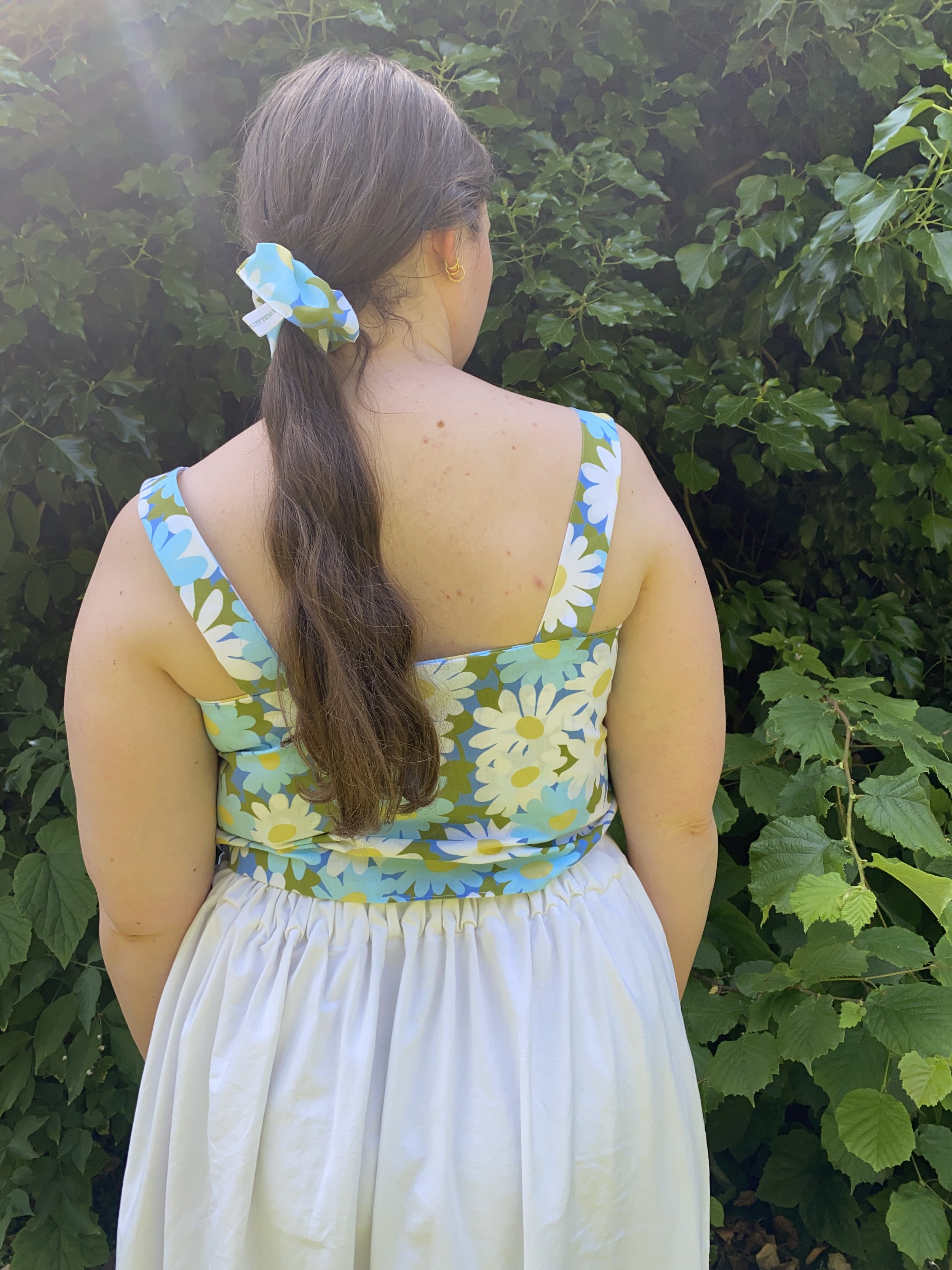 Everlasting Clothe top noué upcyclé Jean-Marie fleurs bleues:blanches 4.jpeg