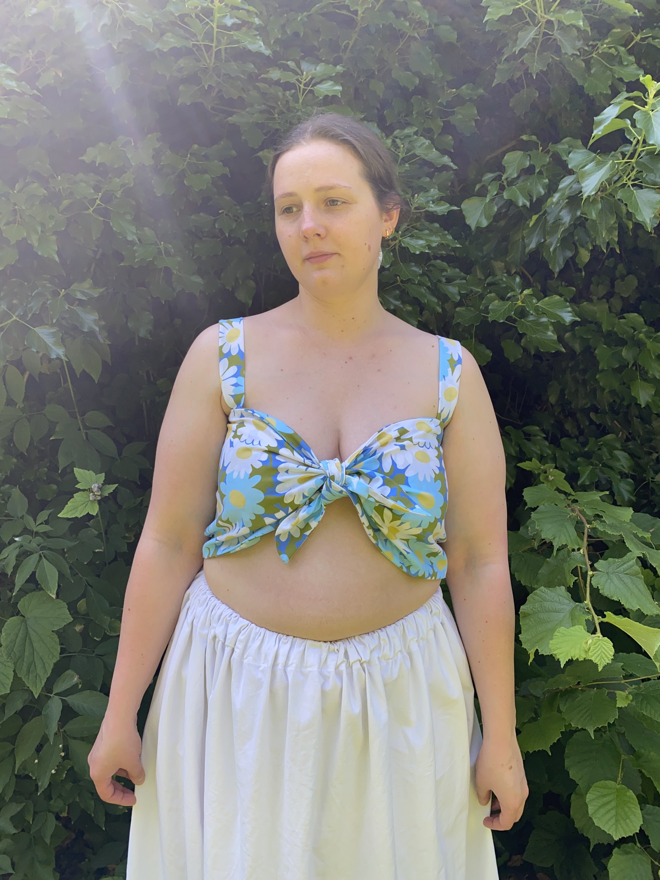 Everlasting Clothe top noué upcyclé Jean-Marie fleurs bleues:blanches 5.jpeg