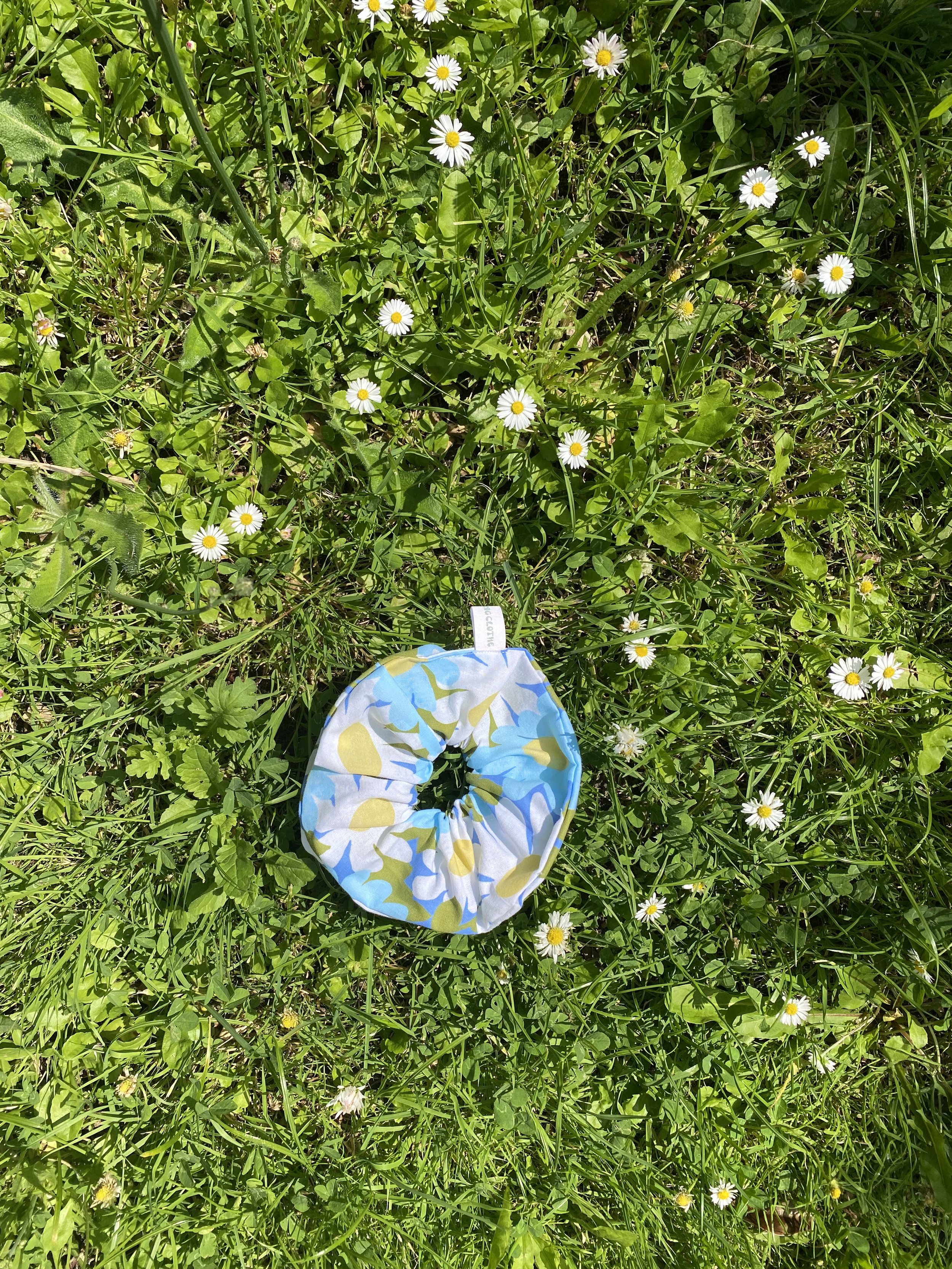 Everlasting Clothe Jean- Jean - Grand Chouchou upcyclé fleurs bleues blanches  2.jpeg