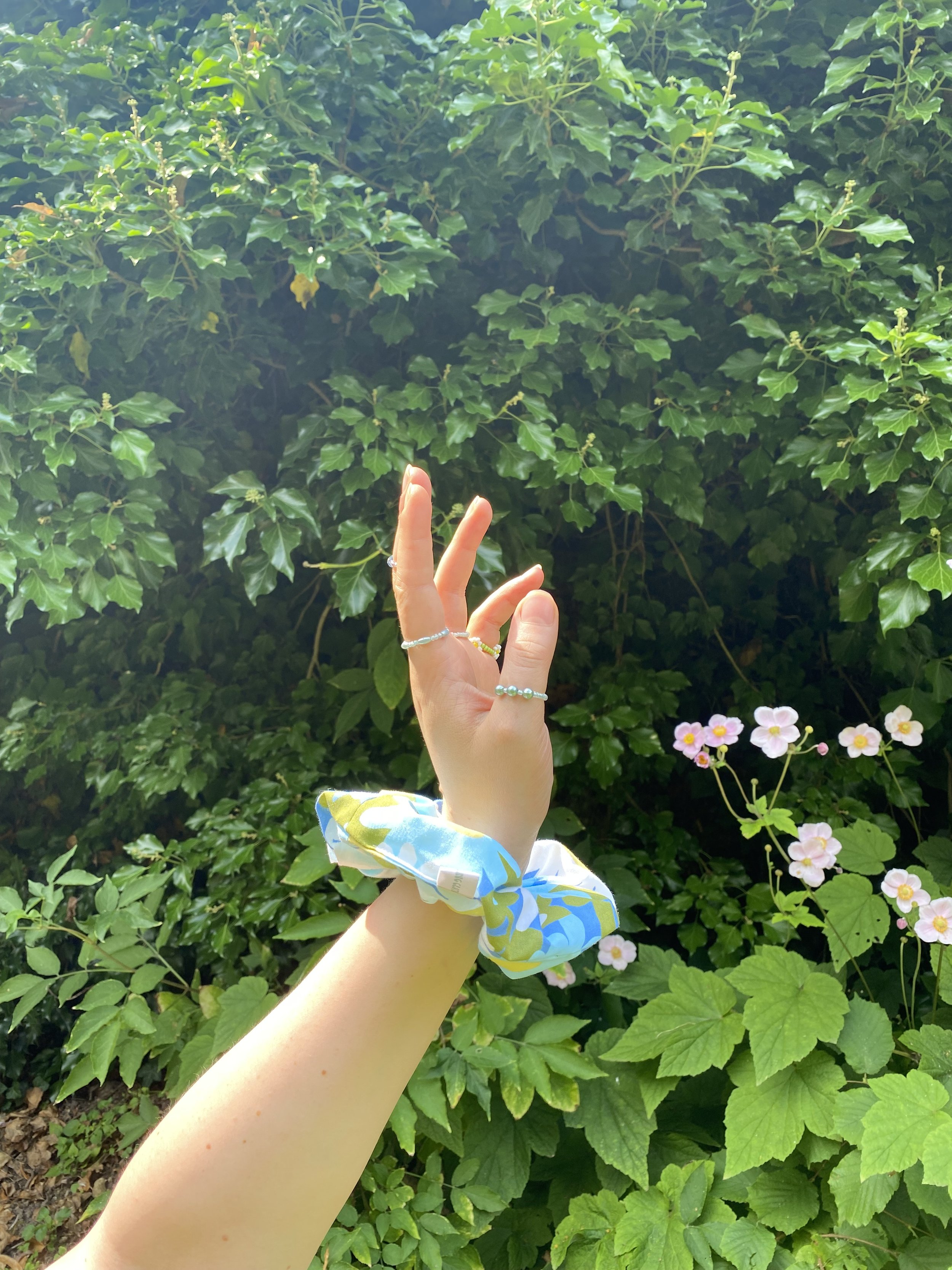 Everlasting Clothe Jean- Jean - Grand Chouchou upcyclé fleurs bleues blanches 4.jpeg