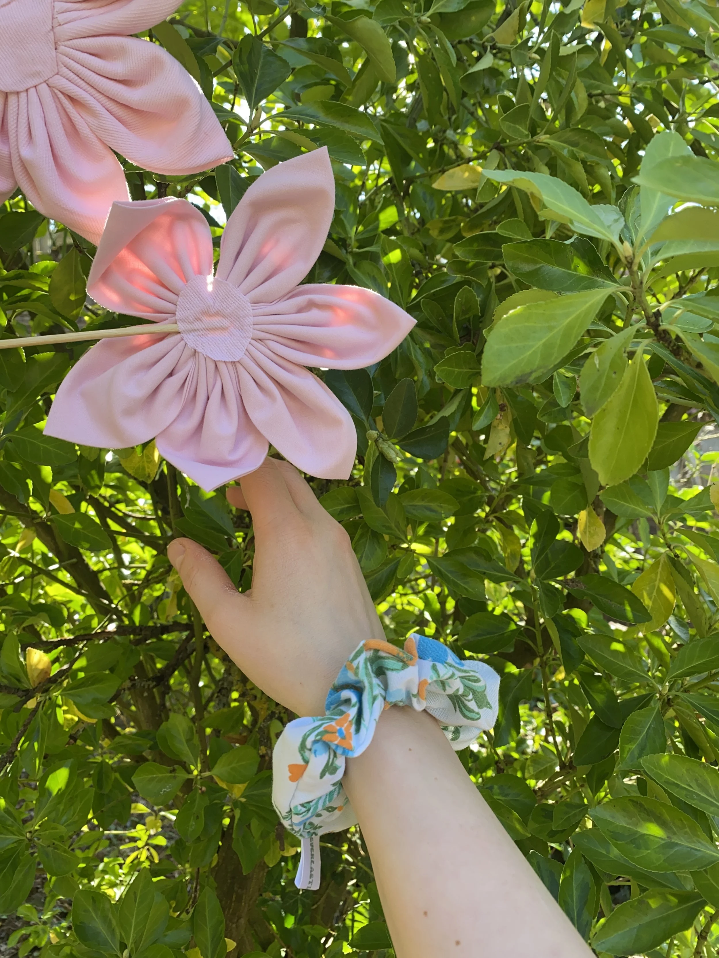 Petit Chouchou Upcyclé- Passiflora - Everlasting clothe fleurs avec fleurs bleues et oranges.JPG