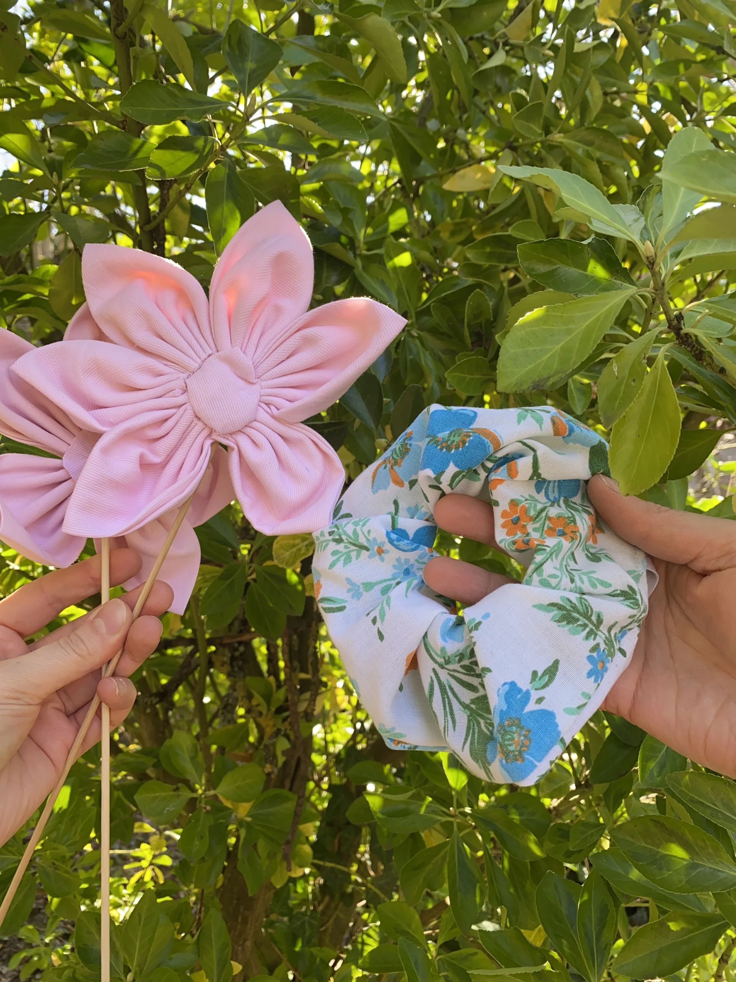 Grand Chouchou Upcyclé- Passiflora - Everlasting clothe fleurs avec fleurs bleues et oranges.JPG