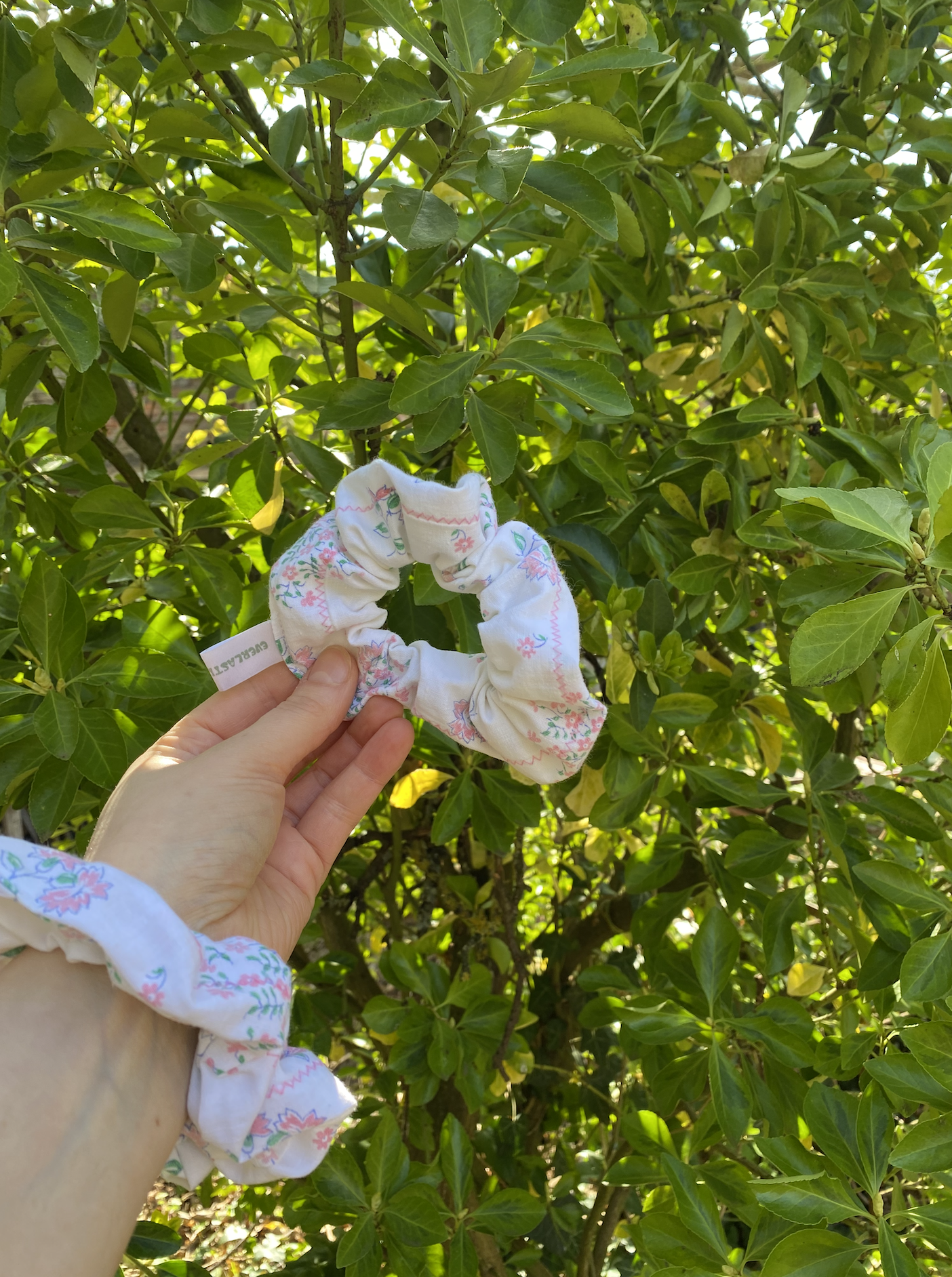 Grand Chouchou Upcyclé- Passiflora - Everlasting clothe blanc fleurs roses 1.png