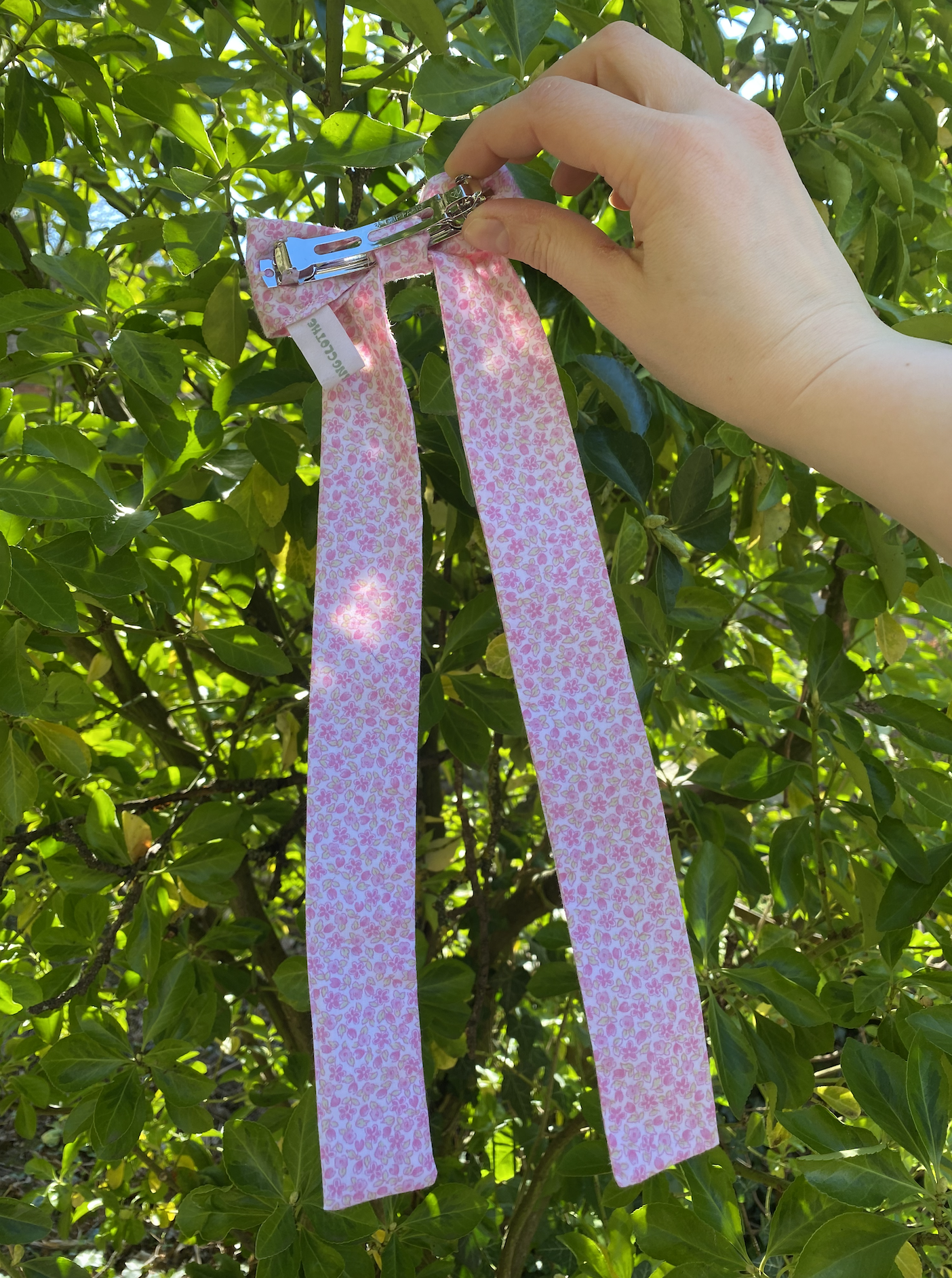 Barrette noeud upcyclée - Cosmos -Everlasting Clothe rose à fleurs roses.png