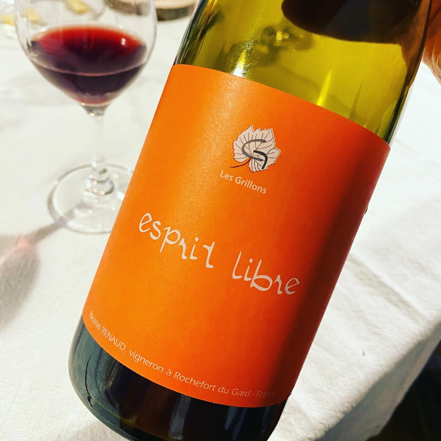 🙋🏻&zwj;♂️Another highlight from @sucsuc.wine&rsquo;s Intro to Natural Wine:⁣
⁣
🍷@nico_grillons - &ldquo;esprit libre&rdquo;: a deliciously light and &ldquo;alive&rdquo; red, the red fruits and floral character leap out of the glass. ⁣
⁣
Sourced fr