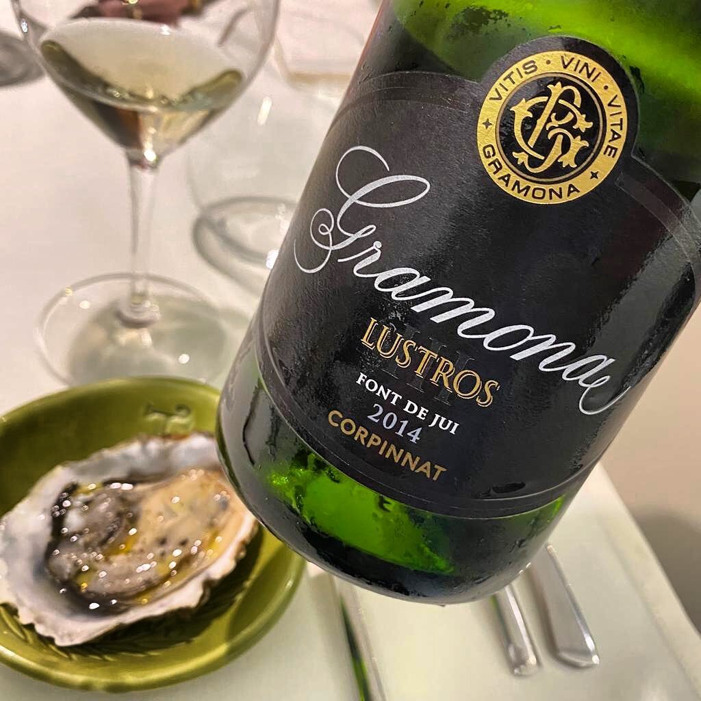🙋🏻&zwj;♂️How did you celebrate Coronation Day? Fabulous Corpinnat* and oysters, anyone? ⁣
⁣
*Corpinnat? Well, you&rsquo;ve heard of cava, of course. Corpinnat is a rebellious/premium splinter group of wineries who have broken ties with the official