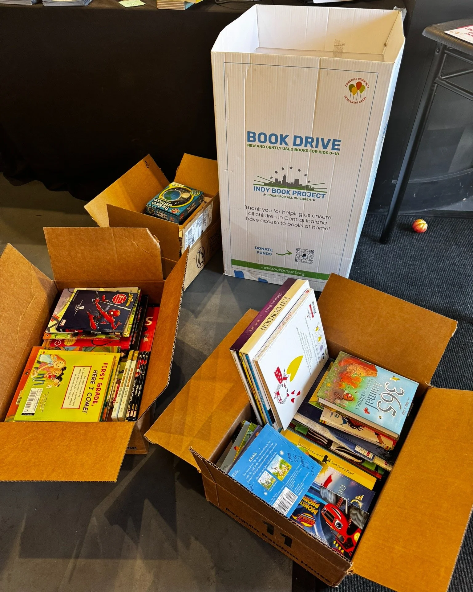 Hey friends! @indybookproject  stopped by yesterday to pick up donations, so our collection box is ready for more! If you have any books for kids and teens (ages 0&ndash;18), now&rsquo;s the perfect time to drop them off. 

Want to get more involved 