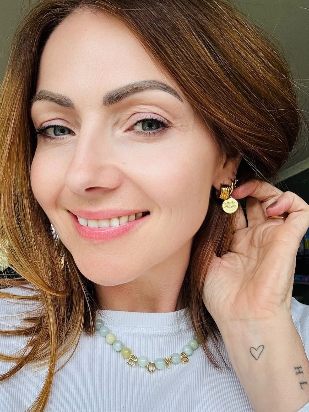 My favourite gold evil eye huggies are perfect for everyday wear, simple, stylish, and full of good energy. I love wearing them alone for an effortless look or stacking them for extra shine, and they always get so many compliments. Gold-plated, light