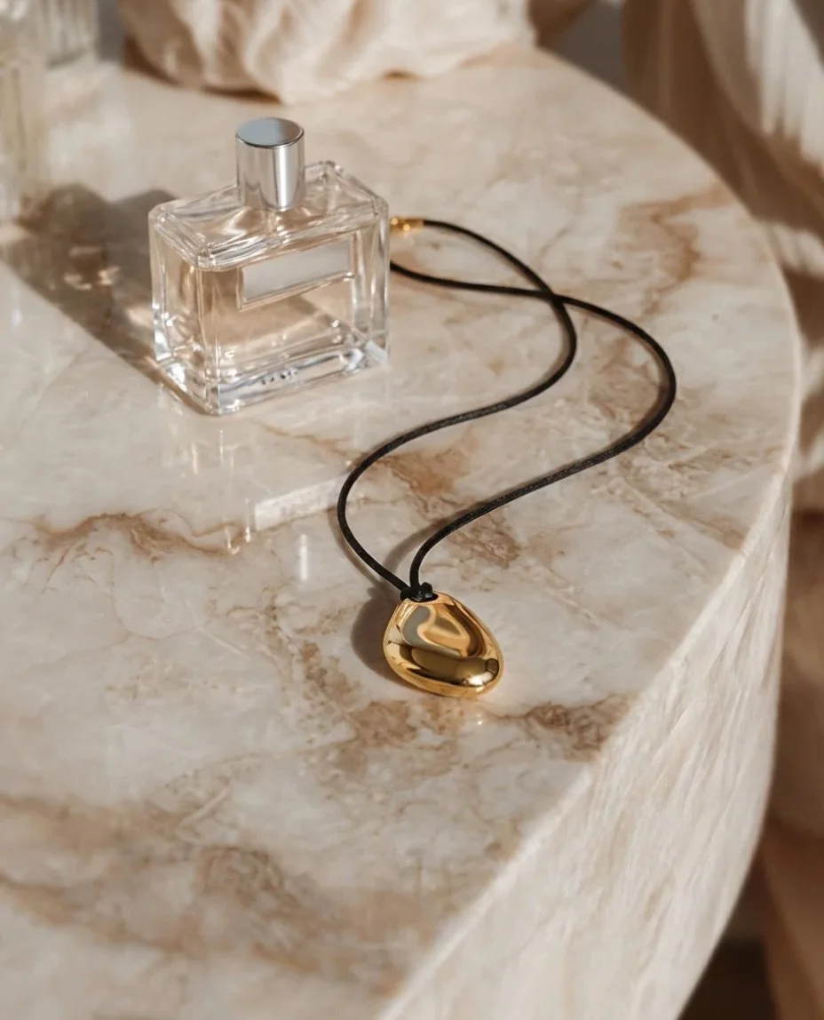 Both the gold and silver Aveline pendant necklace are back in stock. Perfect for layering with your favourite necklaces or work on it own.