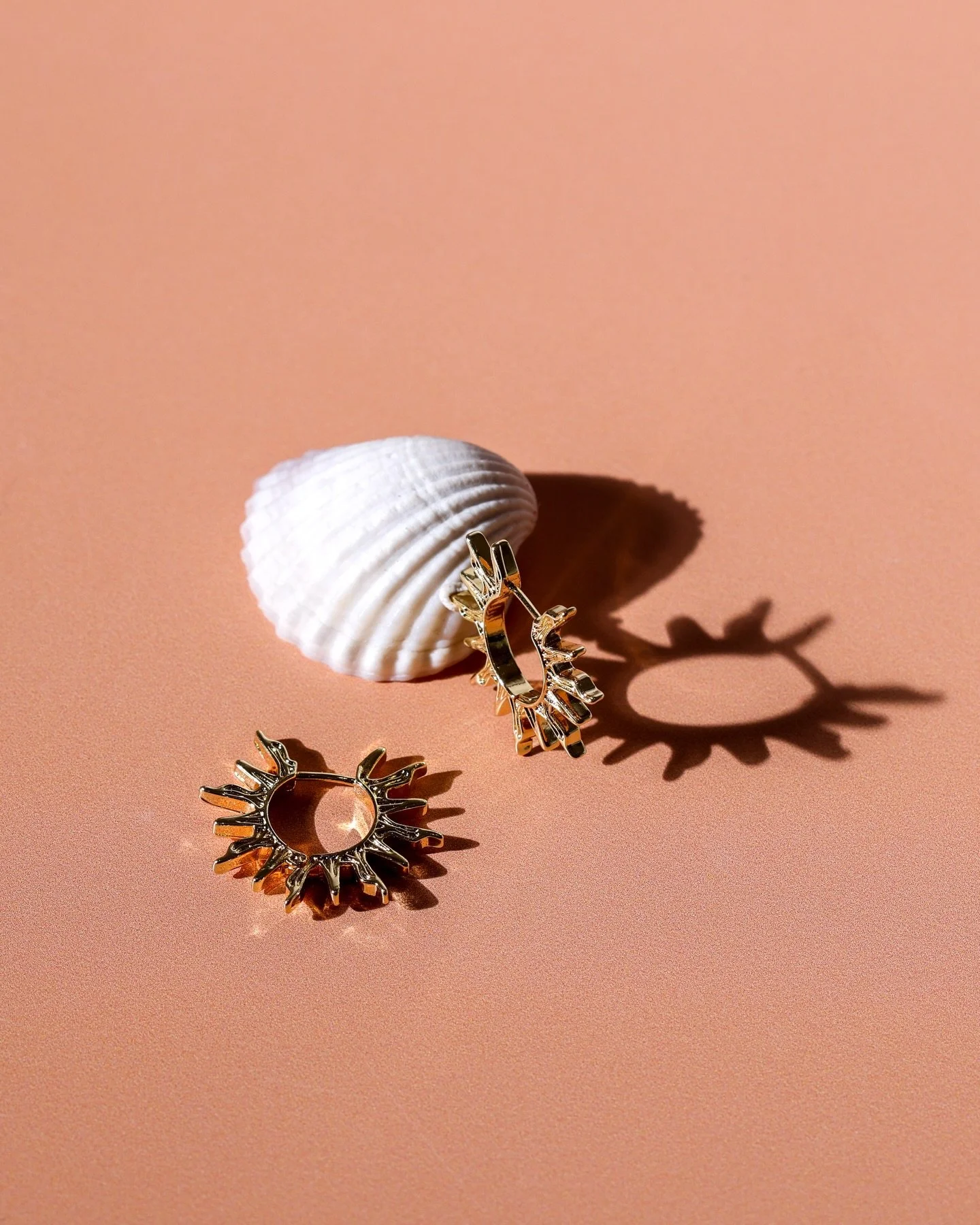 Catch the light, keep the vibe. Gold blaze huggies on repeat. 💛

📸 @annahornecreative