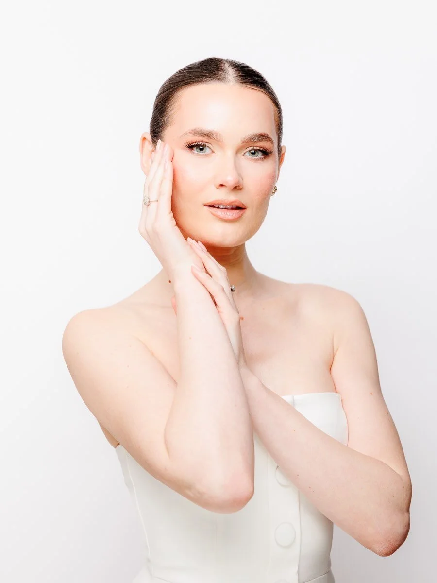 Confident. Natural. Timeless.

Final one from this gorgeous set with @emilyfermoruk and the ever-talented @rubyloubeauty ✨
Great makeup, great light and a relaxed approach make all the difference &ndash; whether it&rsquo;s for a wedding day or person