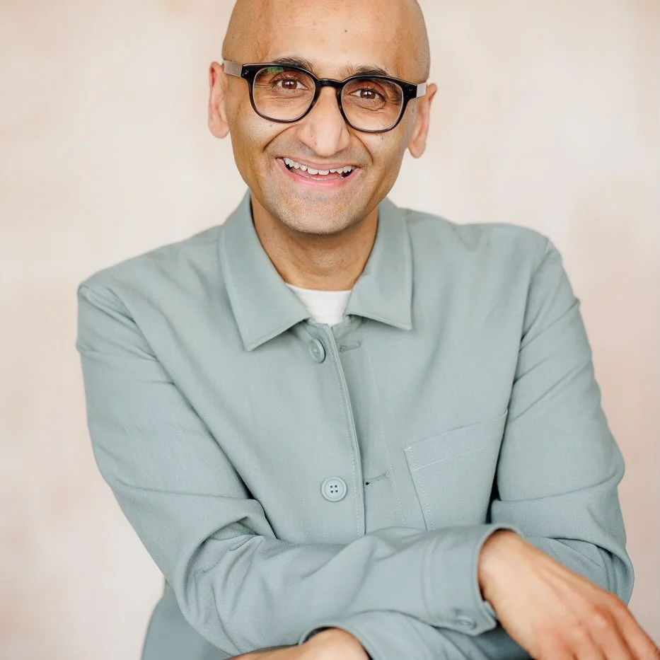 New headshots for a fellow photographer 📷
Proof that headshots don&rsquo;t have to be stiff, awkward or &ldquo;stand there and smile&rdquo;.
We kept this one relaxed, natural and full of personality &ndash; a few laughs, a few candid moments&hellip;