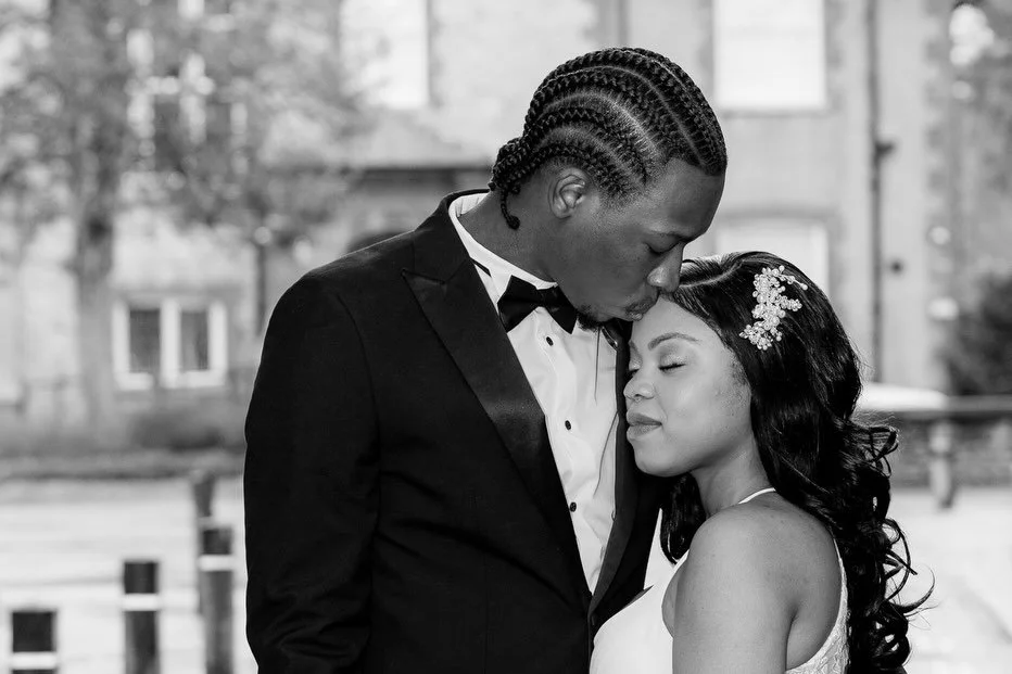 Rain again? No problem.
We found shelter under a tree and simply made the most of it. Sometimes the best couples shots happen when you lean into the moment rather than fight it.
Bride and groom tucked in close, natural laughter, real connection.
No f