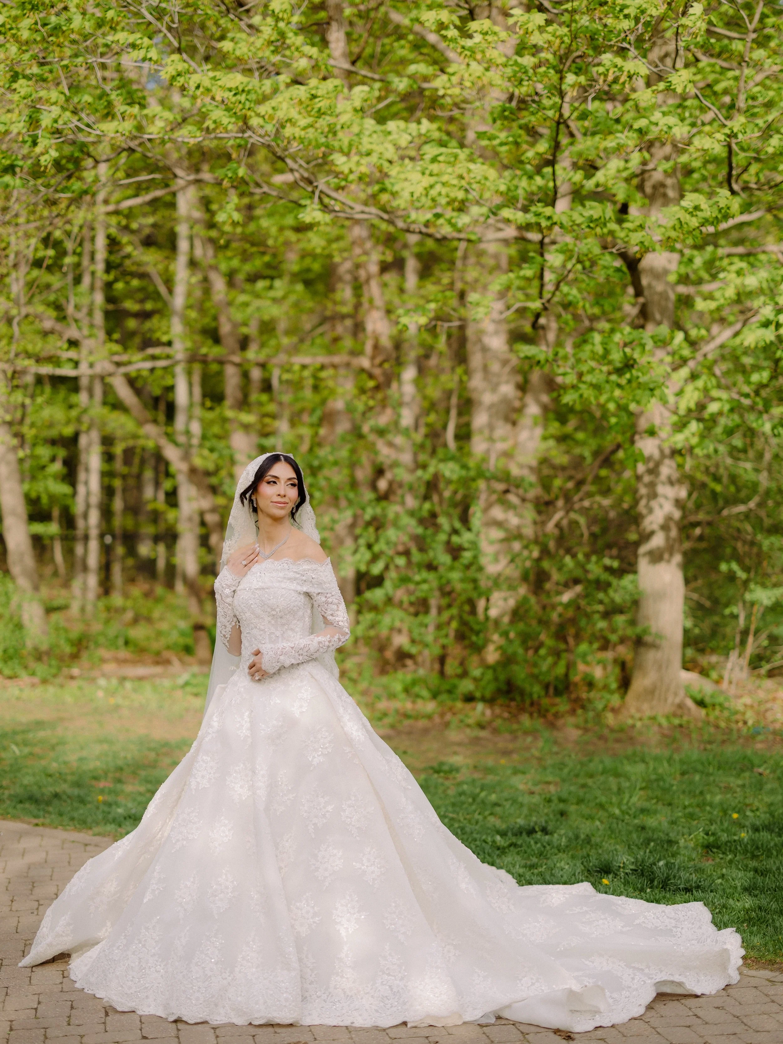 B &amp; N 🤍💚❤️🖤

Photo/ Video: @3plstudio 
MUA: @makeupbybaraa_ 
Planning: @collective.hour 
CC: @perfectlycaptured.co , @everlastingmemoriesxo , @momentmeans 
Venue: @chateau.le.parc 
Decor: @starsdecoration 
Outfit: @empirecustoms_official , @an
