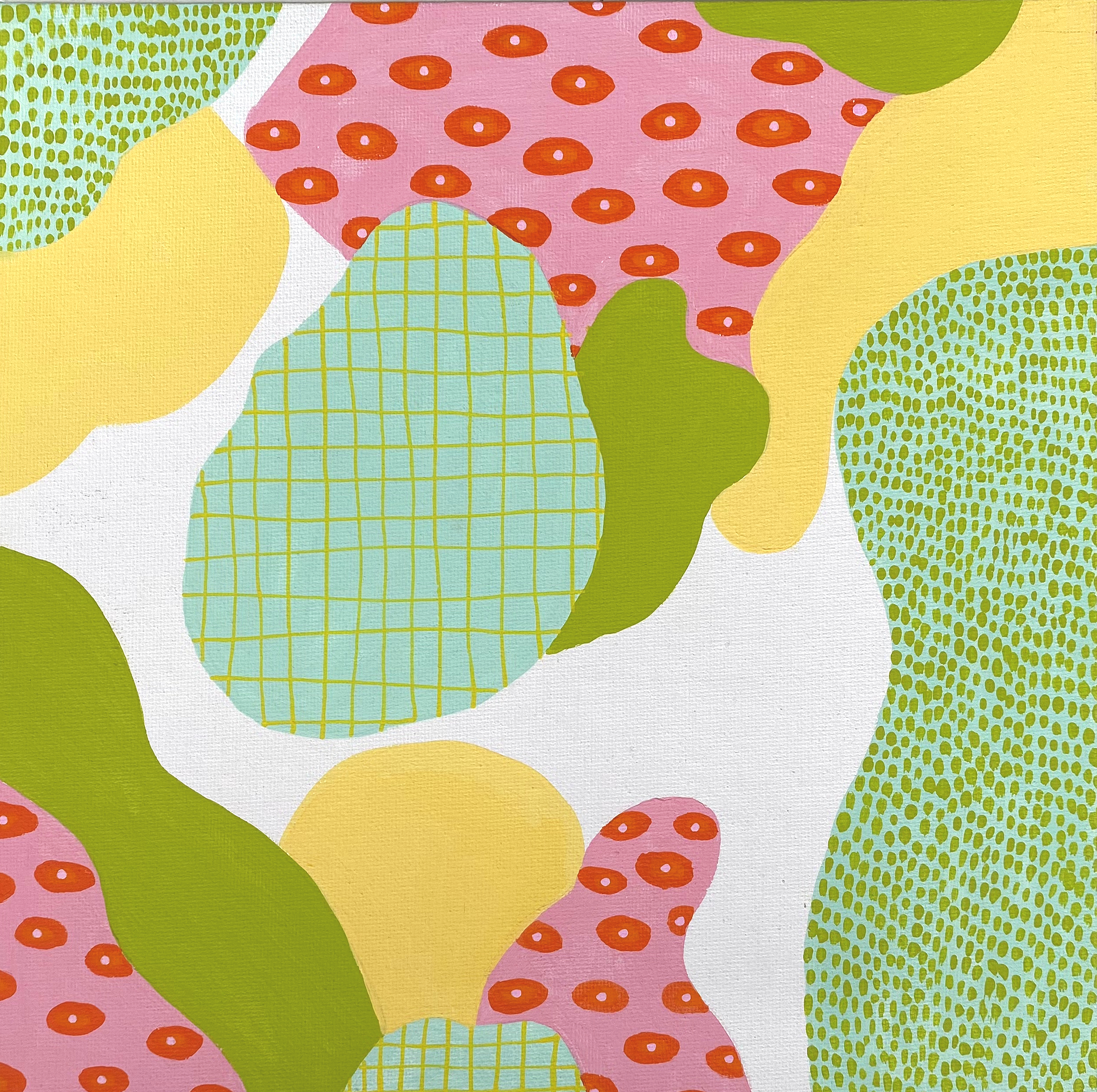 Tissu avec un motif abstrait coloré composé de formes ovales jaunes, vertes, roses et un motif en damier sur une forme bleue, avec des petits points rouges dispersés.