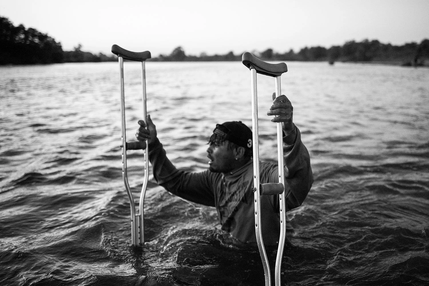 3_Joel-Crosses-the-Suchiate-River_Ada_Trillo.jpg