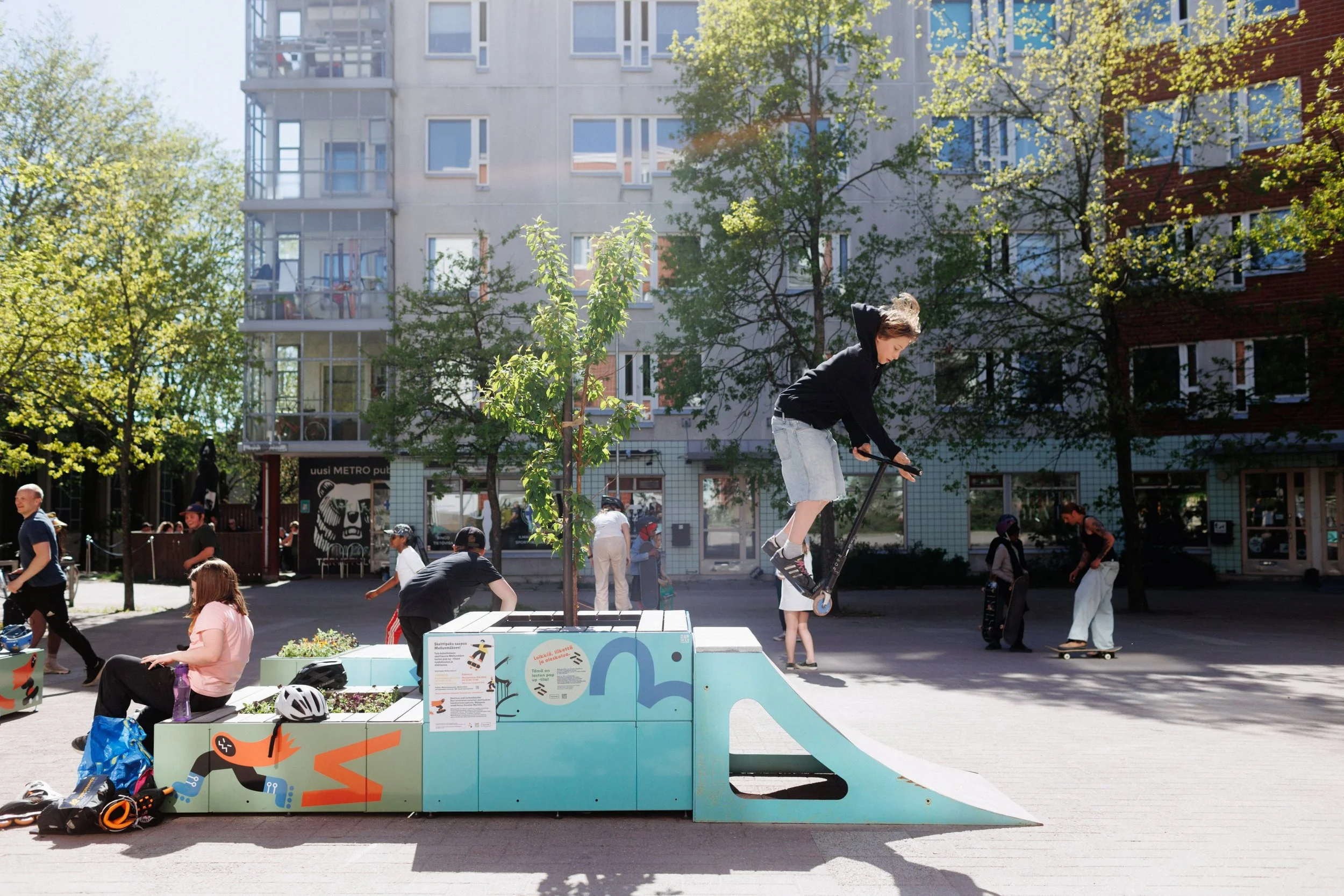 Fiksu kaupunki pop up -tila Helsingin Mellunmäessä on kaikille avoin, mutta erityisesti lapsille suunnattu hengailupaikka, jossa voi myös skeitata ja skuuttailla.  Skeittimoduuli on Parklyn ja Spotin yhteistyötä.
Viihtyisiä kaupunkitiloja modulaarisi