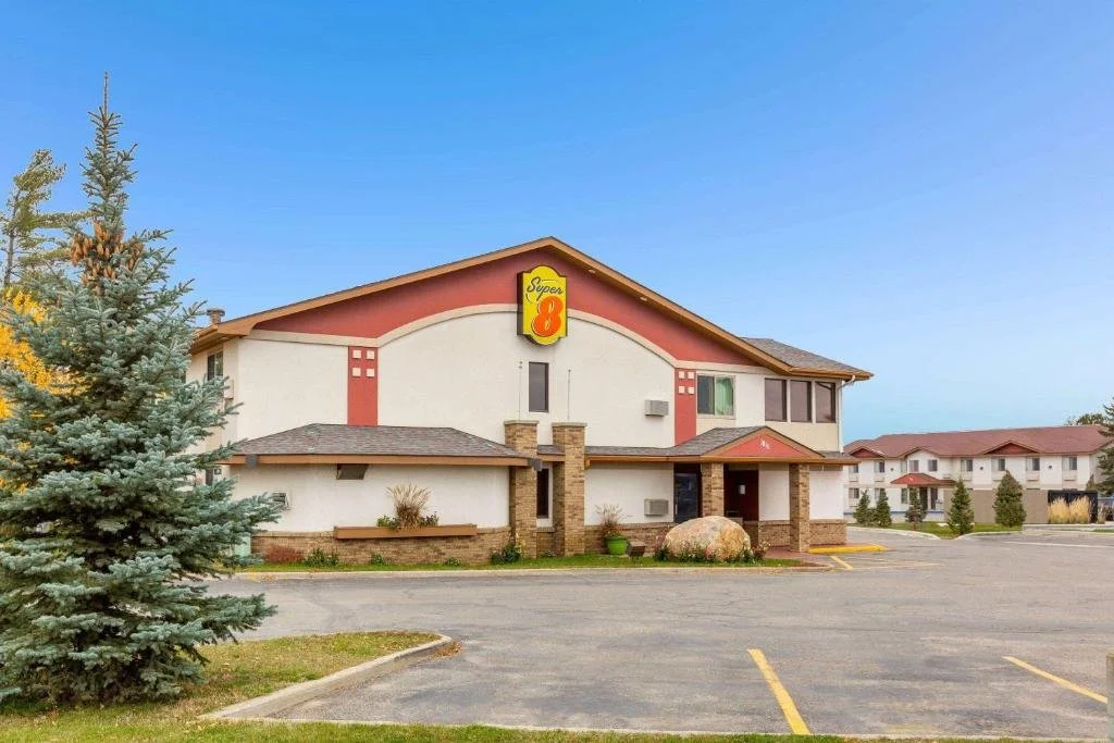 Super 8 Minn.jpg