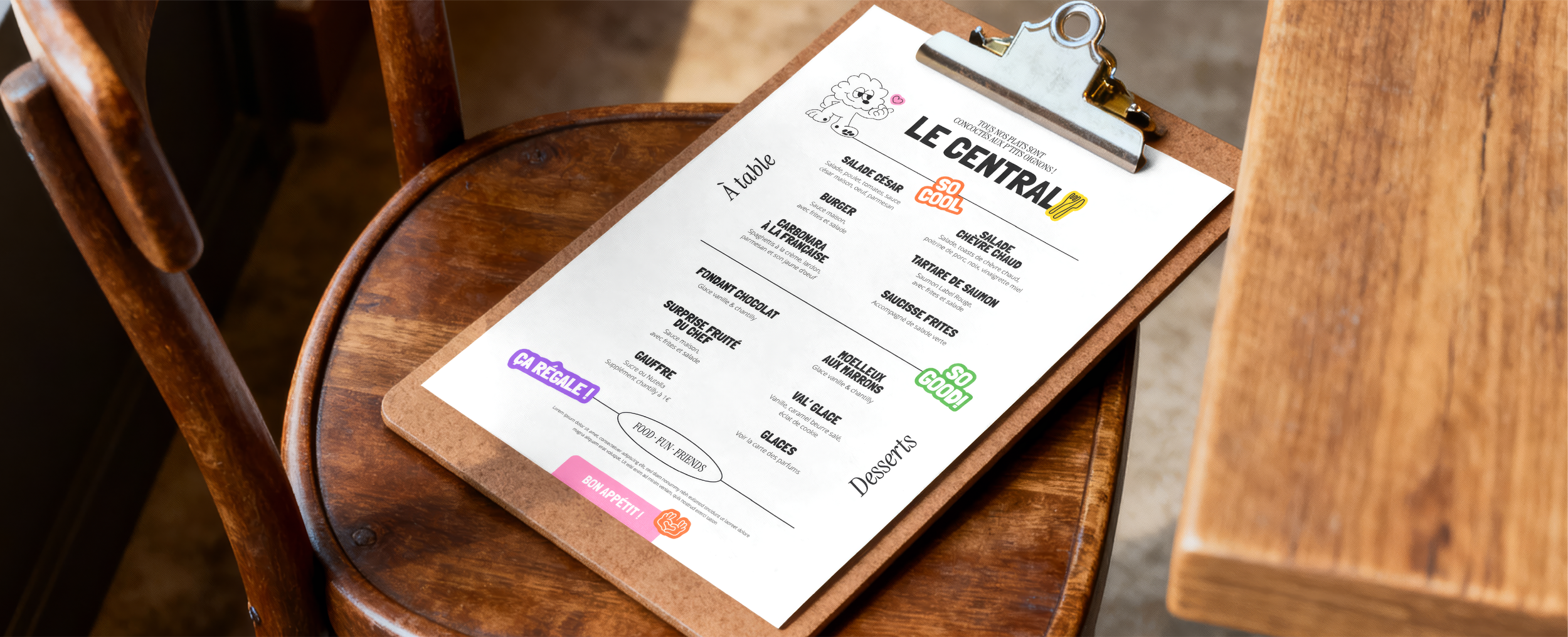 Menu du restaurant Le Central posé sur un porte-menu en bois, avec plats, desserts et illustrations colorées.