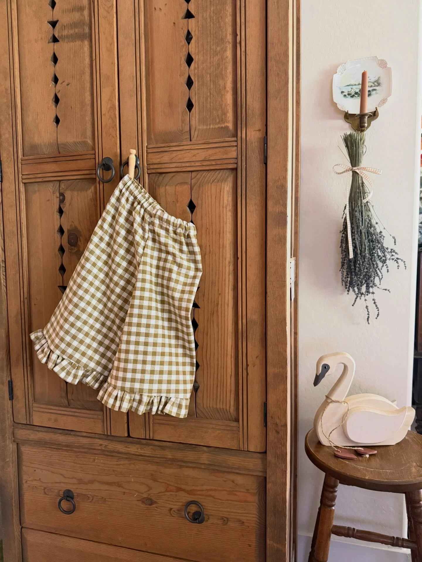 i&rsquo;m so, SO thrilled to have previewed the wren trousers for @kelseymariewhite ! the ruffles, the itsy bitsy pockets with the itsy bitsy pocket details 🤍 so precious. this is size 2T and sewed up SO fast! make sure to follow @kelseymariewhite f