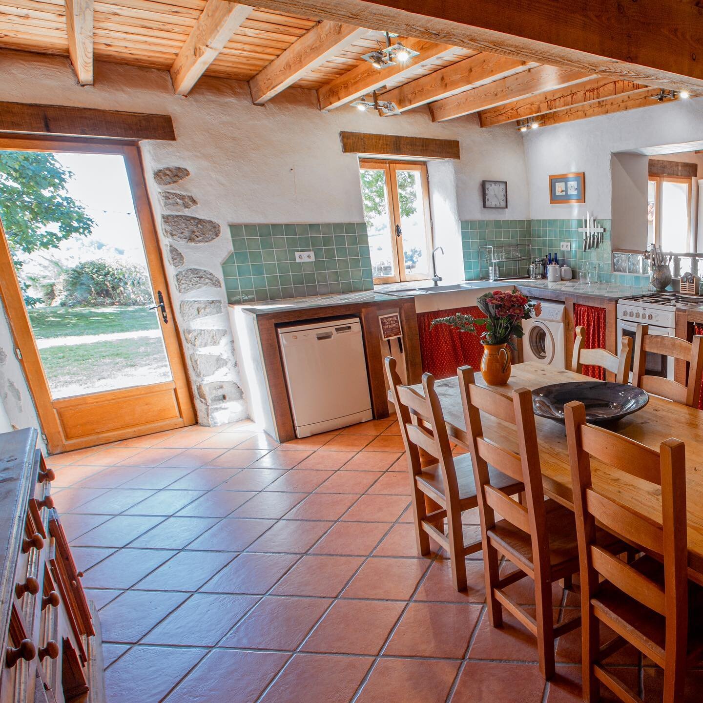 Relax with friends and family in La Maison de Louis that accomodates up to 6 people within The Domain of Manzac! 

#FranceTravel #TravelFrance #VisitFrance #InstaFrance #FranceGram #FrenchExperience #FranceVacations #BeautifulDestinations #TravelGoal