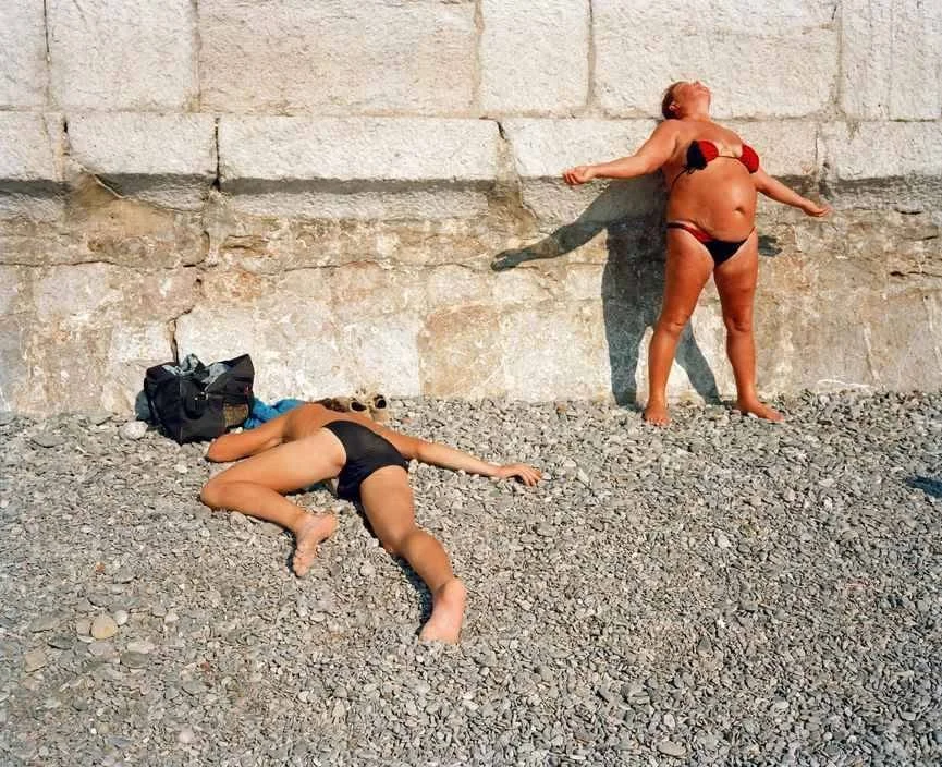 Life's a Beach: L'Ossessione per la Tintarella nella Fotografia di Martin Parr
