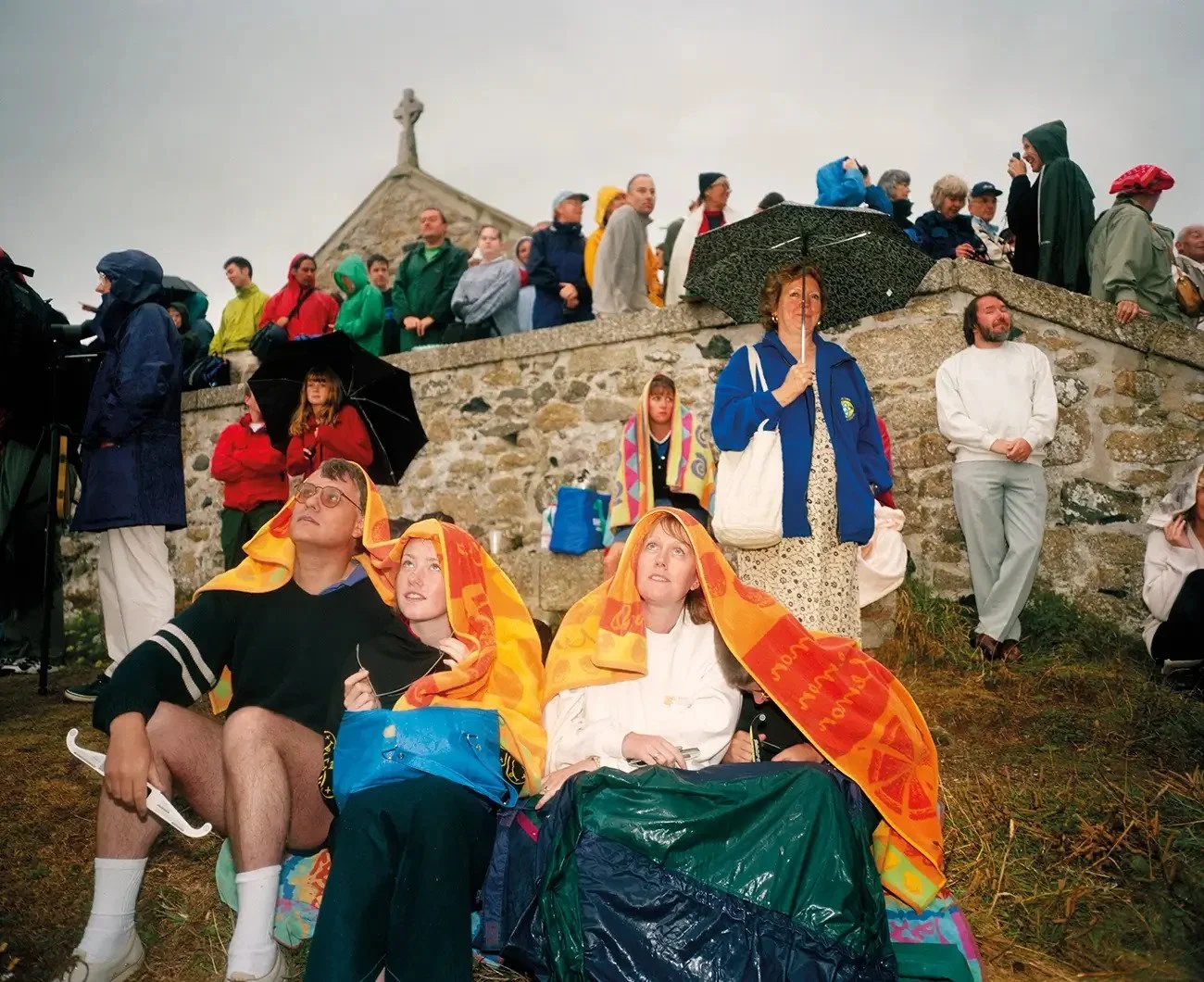Resistenza al Maltempo e Riti Popolari: L'Umorismo Britannico di Martin Parr