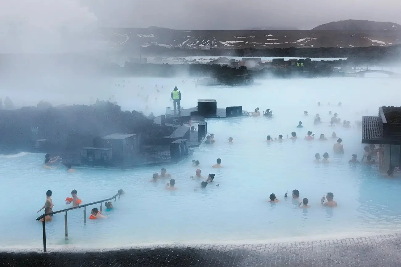 Turismo Termale e Paesaggi Inediti: La Blue Lagoon di Martin Parr
