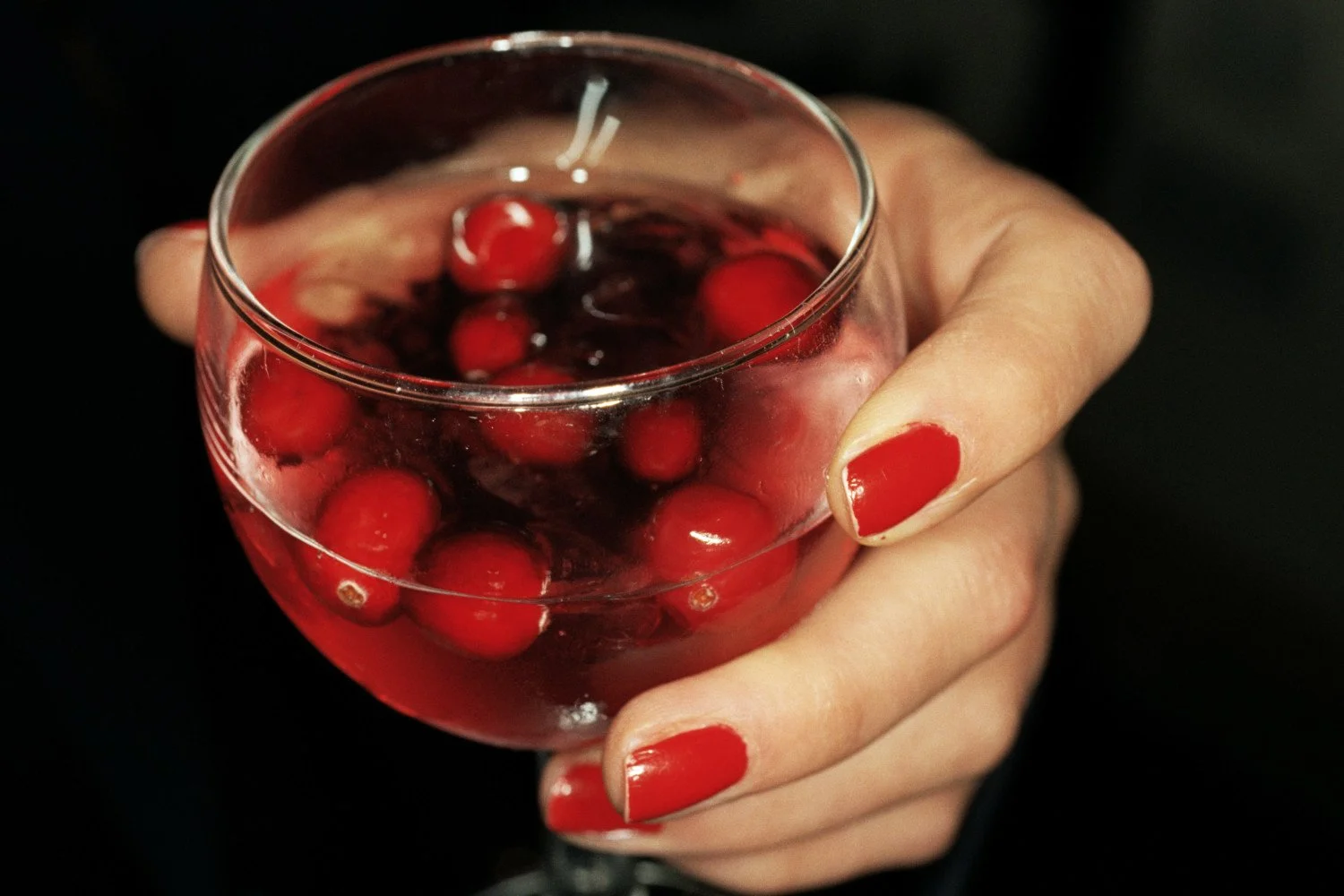 Rituali del Drink e Dettagli Glamour: Martin Parr e la Tavola