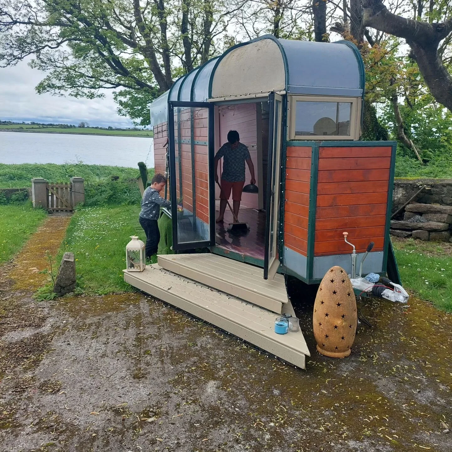 All hands on deck ,spring cleaning and preparing the Horseboxartgallery for its travels . Will keep you posted .
#Horseboxartgallery 
#familybusiness 
#irishbusiness