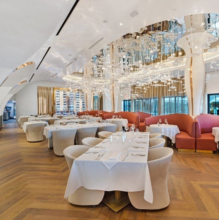 ✨ Step inside our main dining room, where every detail is designed to enhance your dining experience. From the artful d&eacute;cor to the ambient lighting, it&rsquo;s the perfect setting for a memorable evening of fine dining. 🍽️🥂

#CocodyElegance 