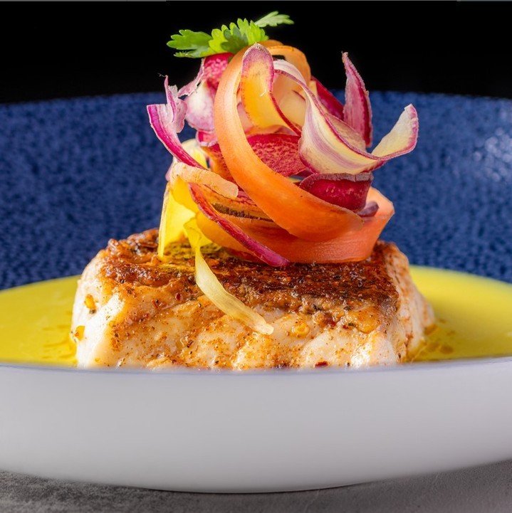 🌟🐟 Experience a local favorite with a gourmet twist&mdash;our Texan Blackened Red Snapper! This dish brings the heat with expertly seasoned snapper, served with coriander lime carrots and a smooth green curry sauce. It&rsquo;s southern cooking, ele