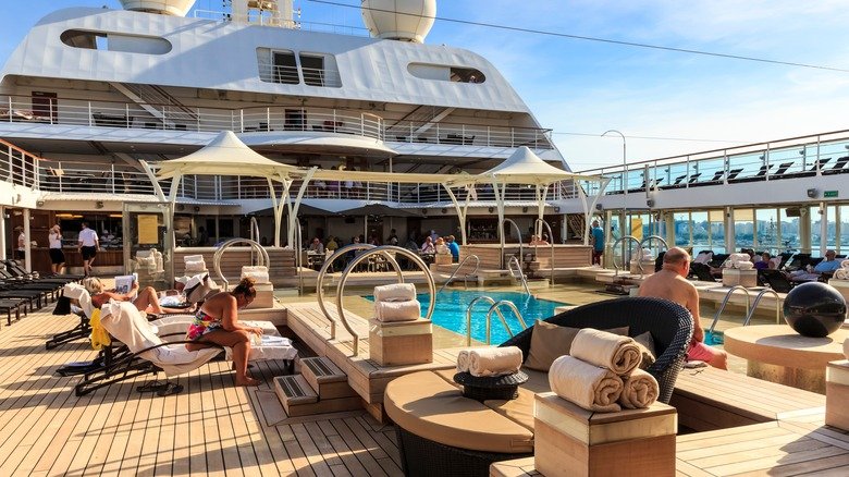 🚢 What’s Included on a Cruise (and What Costs Extra)